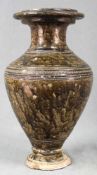 Vase. Steingut mit grünbrauner Glasur. Wohl Zentralasien, antik.39 cm hoch.Vase. Stoneware with