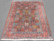 Bachtiari Felder Teppich. Persien, Iran, alt um 1930. Naturfarben.408 cm x 332 cm. Orientteppich.