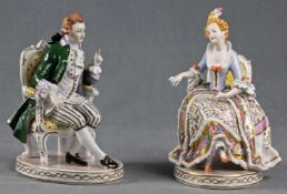 Dresden Porzellan. 2 Figuren. Galantes Paar sitzend.Bis 18,5 cm hoch. Marken.Dresden porcelain. 2