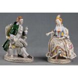 Dresden Porzellan. 2 Figuren. Galantes Paar sitzend.Bis 18,5 cm hoch. Marken.Dresden porcelain. 2