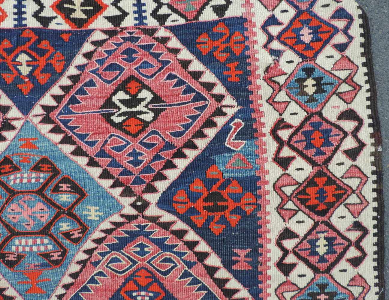 Sivas Kelim Stammesteppich. Zentral Anatolien. Türkei. Alt, um 1920.210 cm x 162 cm. Handgewebt. - Image 6 of 9