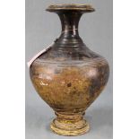 Vase. Steingut mit brauner Glasur. Wohl Zentralasien, antik.35 cm hoch.Vase. Stoneware with brown