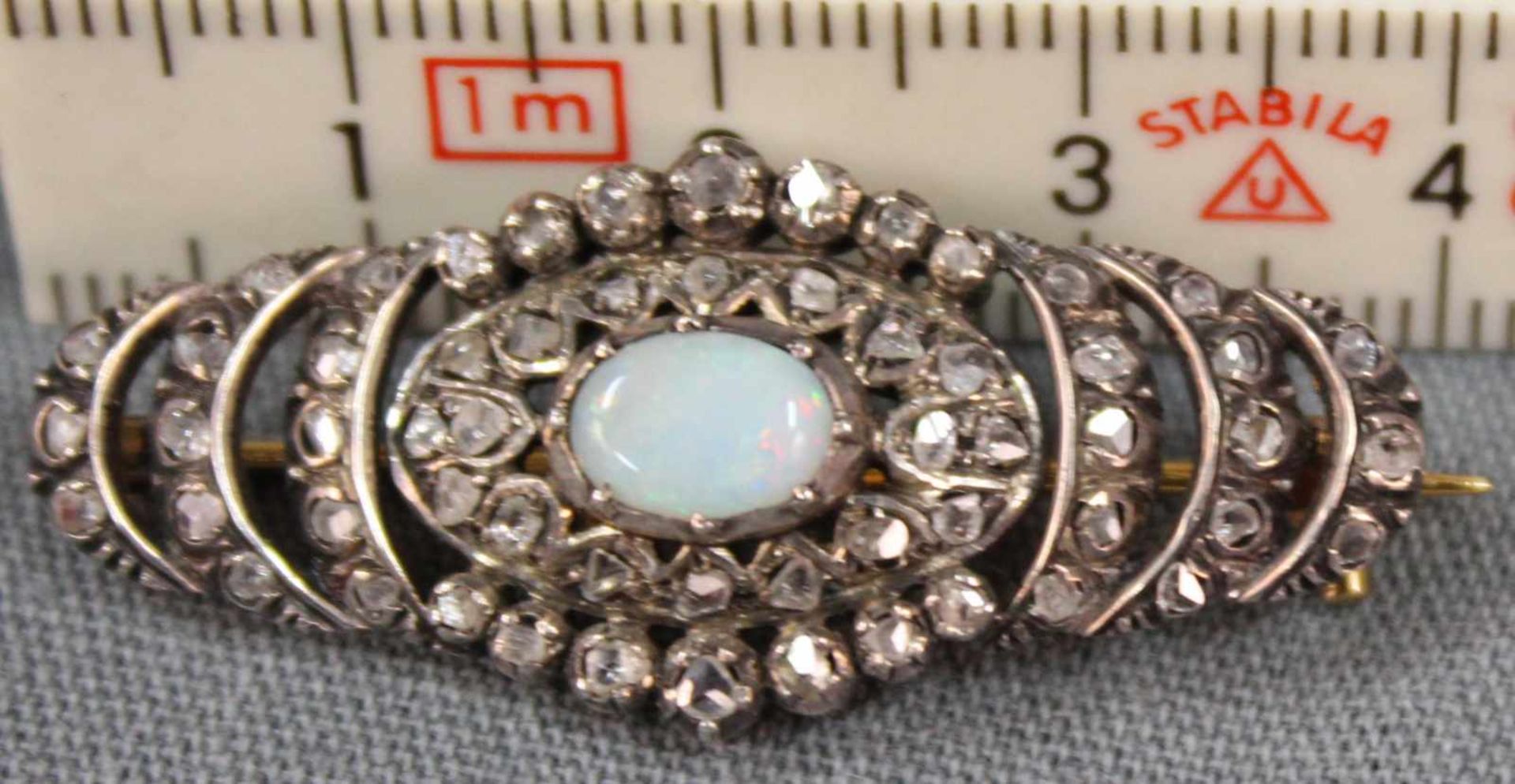 Brosche Gold 18 Karat gestempelt und geprüft. Diamanten und Opal gefasst in Silber.5,9 Gramm - Image 8 of 8