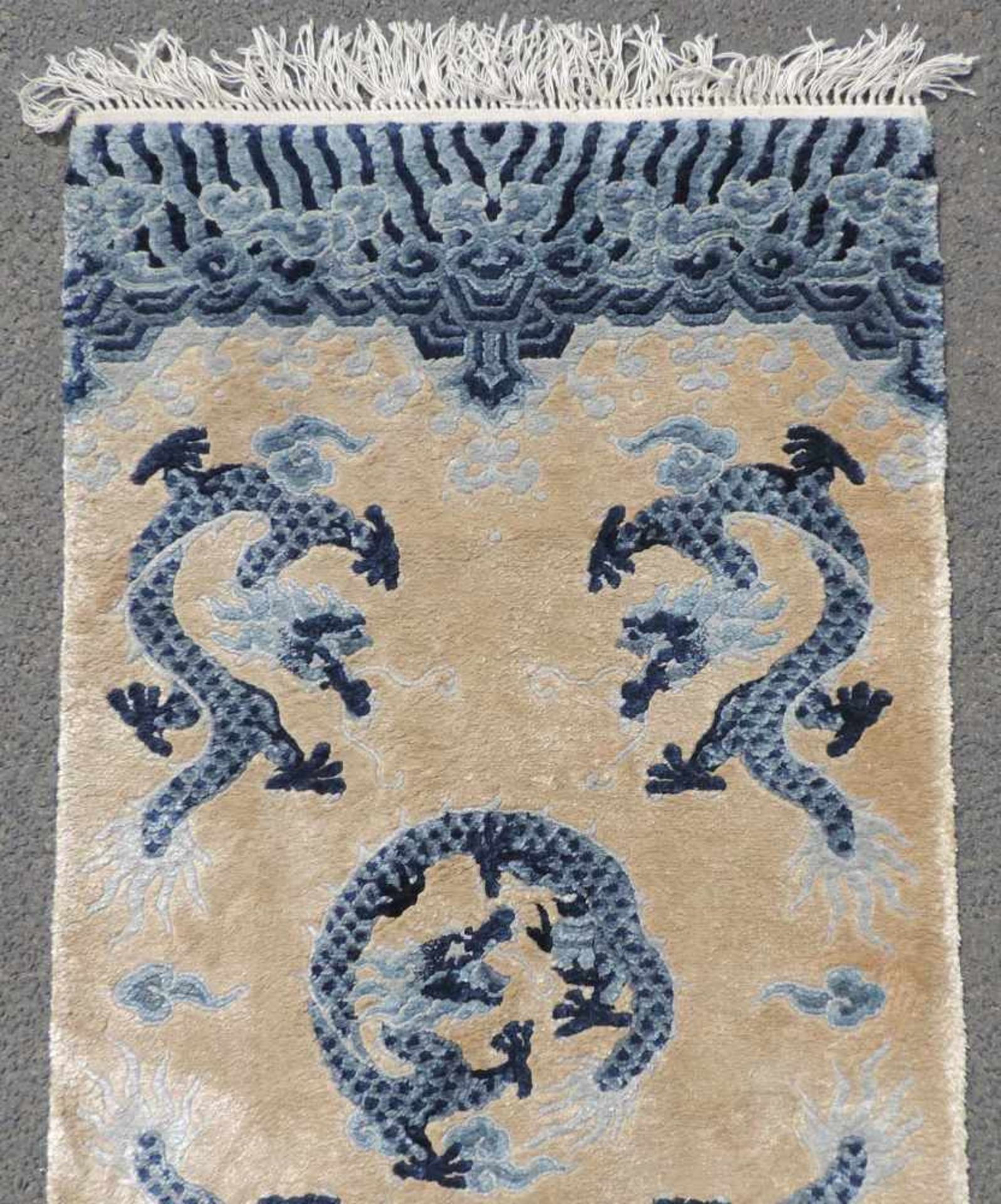 Drachenteppich, China. Seide.125 cm x 61 cm. Handgeknüpft.Dragon carpet, China. Silk.125 cm x 61 cm. - Bild 2 aus 5