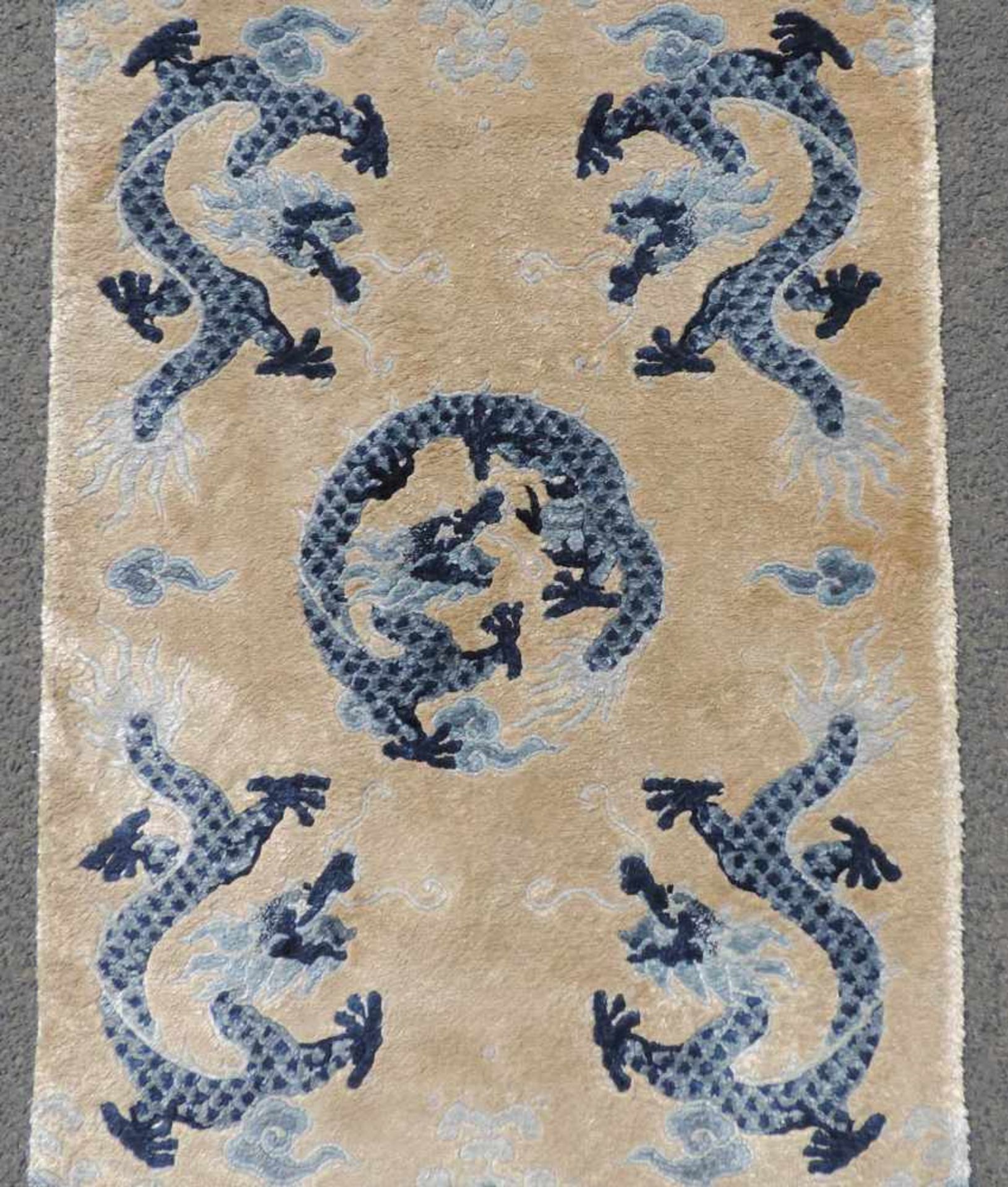Drachenteppich, China. Seide.125 cm x 61 cm. Handgeknüpft.Dragon carpet, China. Silk.125 cm x 61 cm. - Bild 3 aus 5