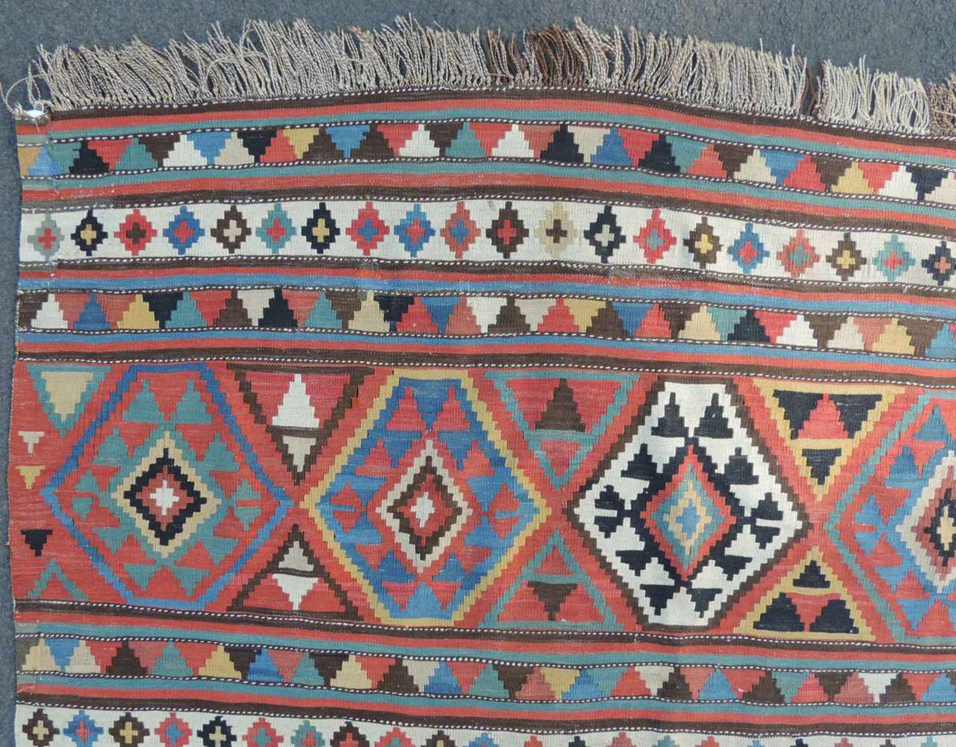 Schirwan Kelim, Dorfteppich, Kaukasus. Antik, 19. Jahrhundert.239 cm x 179 cm. Handgewebt. Wolle auf - Bild 7 aus 9