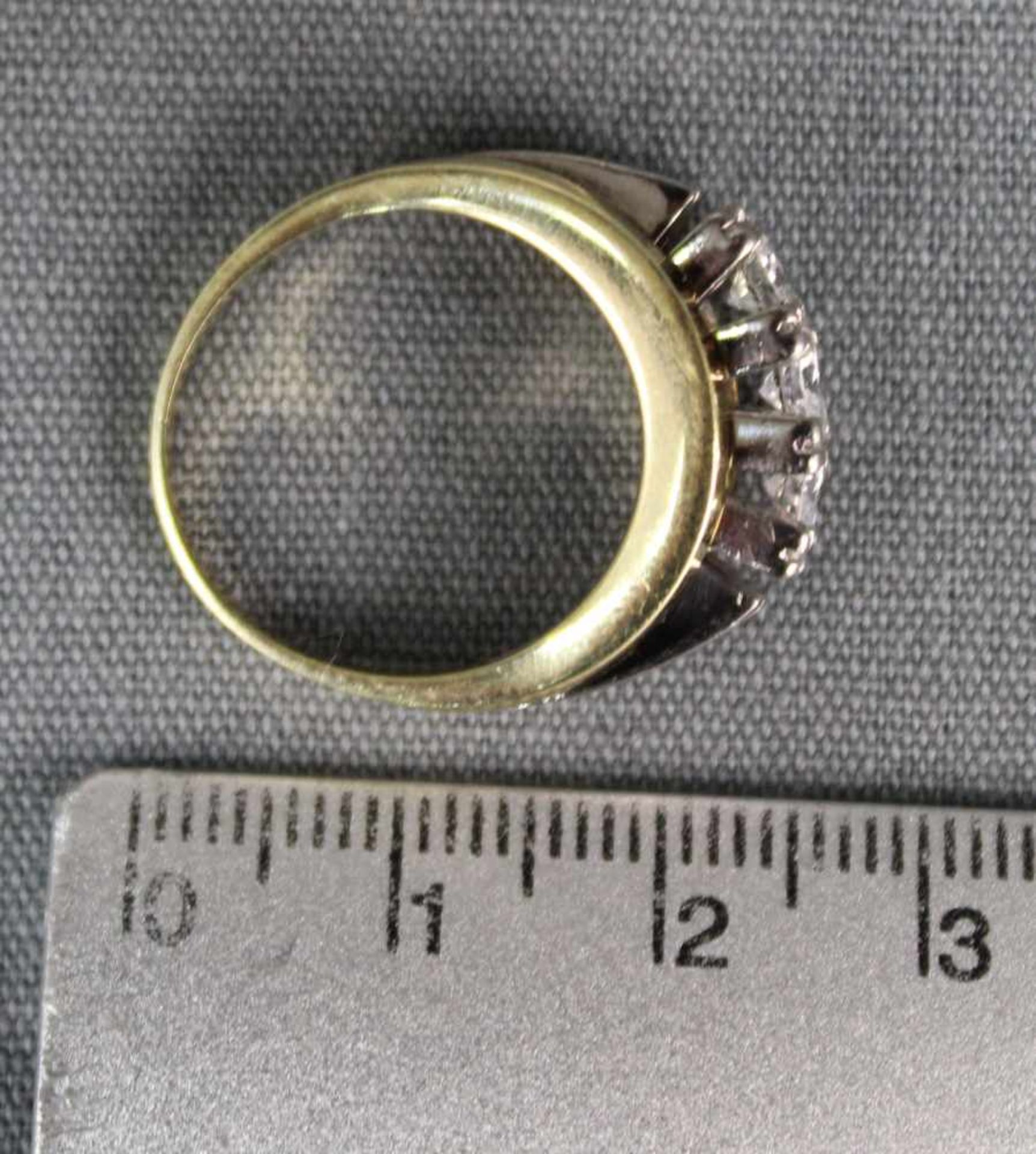 Gold Ring mit 3 Brillanten und 8 Diamanten. WG 585 und GG 585.Der Hauptstein circa 0,3 Karat, die - Image 6 of 7