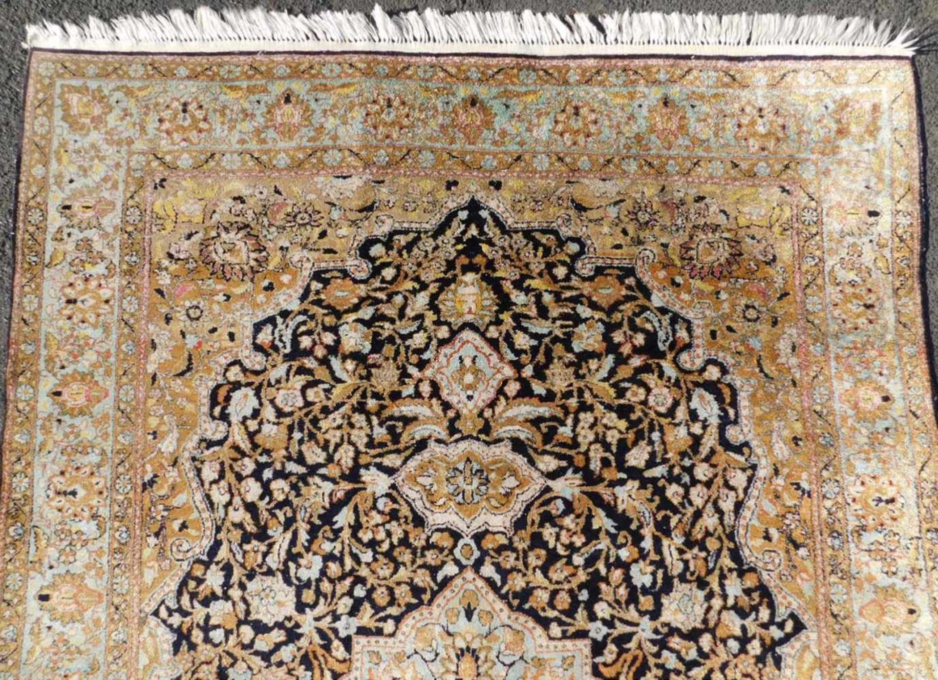 Ghom Seide Perserteppich. Iran. Feine Knüpfung.201 cm x 141 cm. Handgeknüpft. Seide auf Seide. No - Bild 4 aus 6