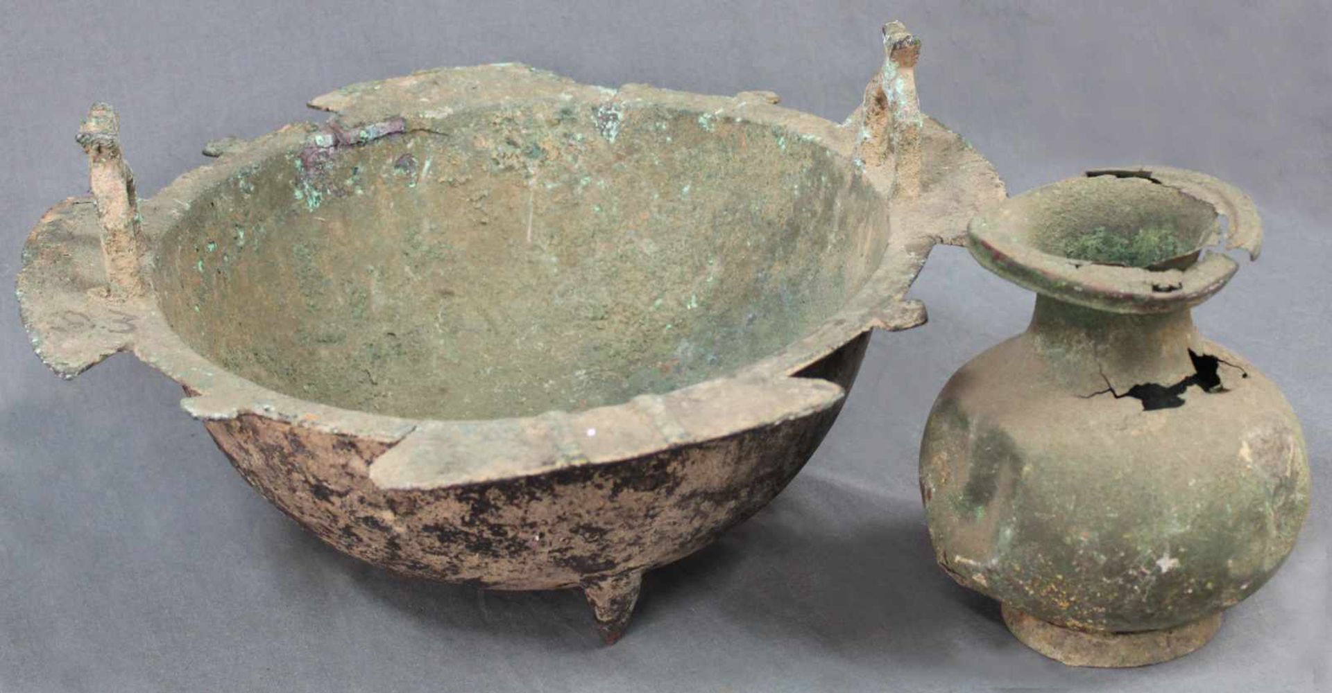 Bronze Gefäß mit Aufhängungen. Wohl China, antik.47 cm Durchmesser. 18 cm hoch. Dazu Kupfer / Bronze - Image 3 of 8