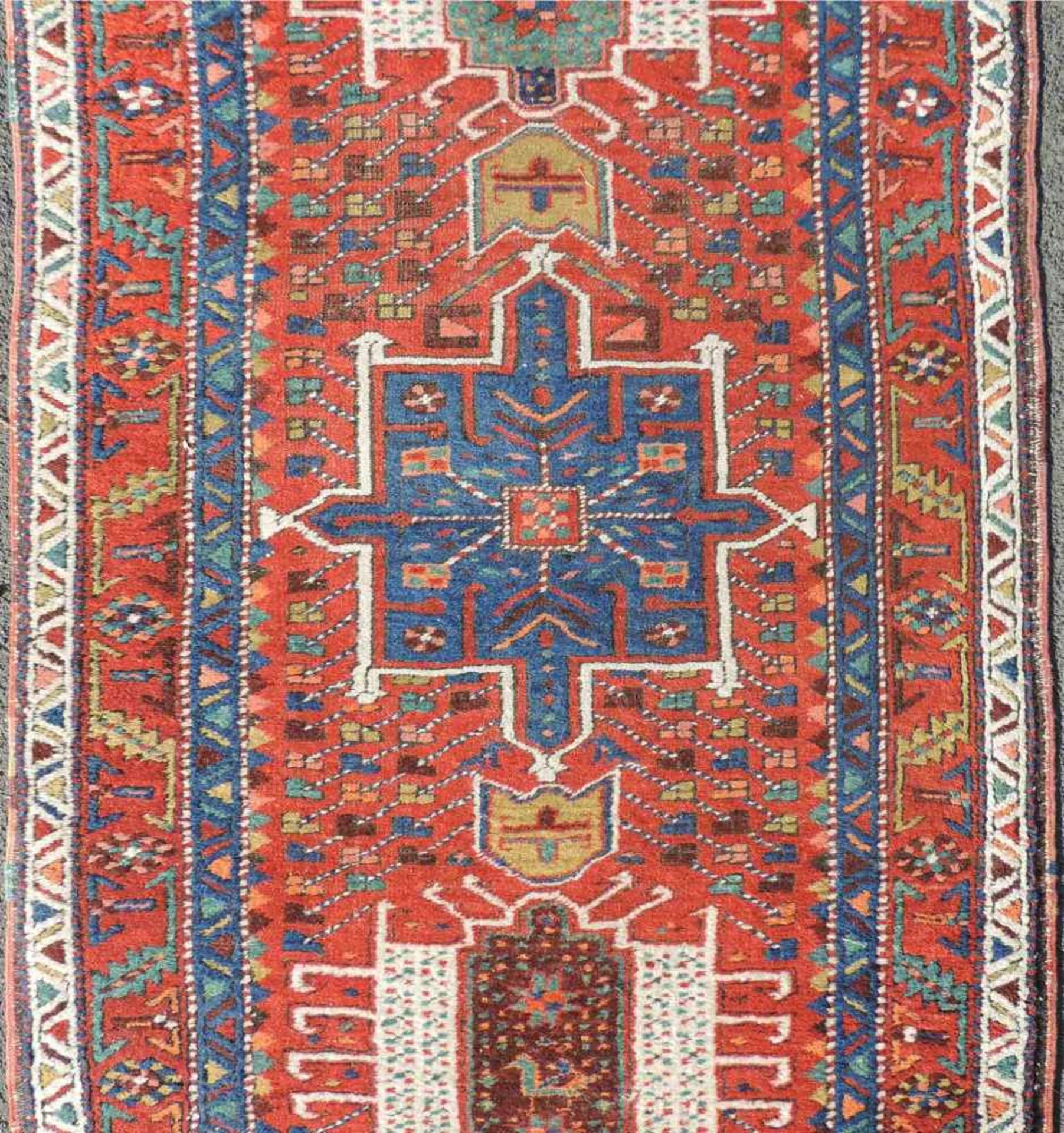 Heris Perserteppich. Läufer. Iran. Alt, um 1930.434 cm x 100 cm. Handgeknüpft. Wolle auf - Bild 3 aus 7