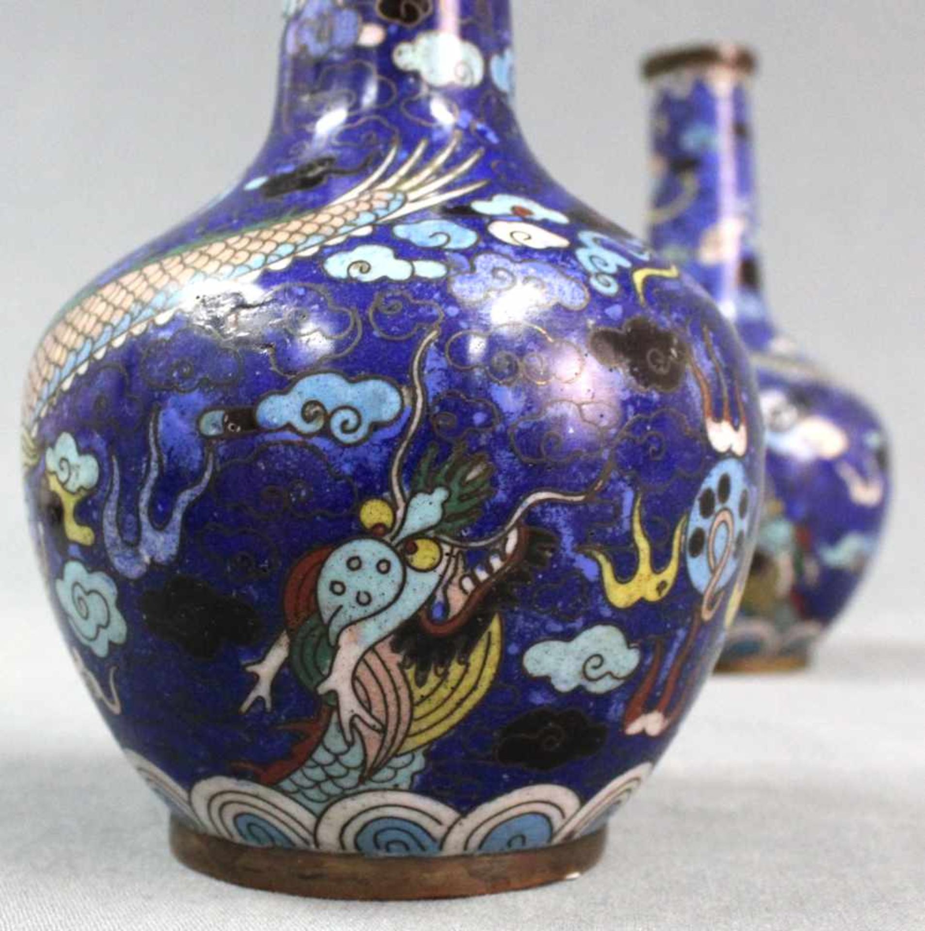 Zwei Claisonne Vasen Japan. Drache jagt die Flammende Perle.Je 16 cm hoch. Wohl Edo-Zeit (1600 - - Image 6 of 7