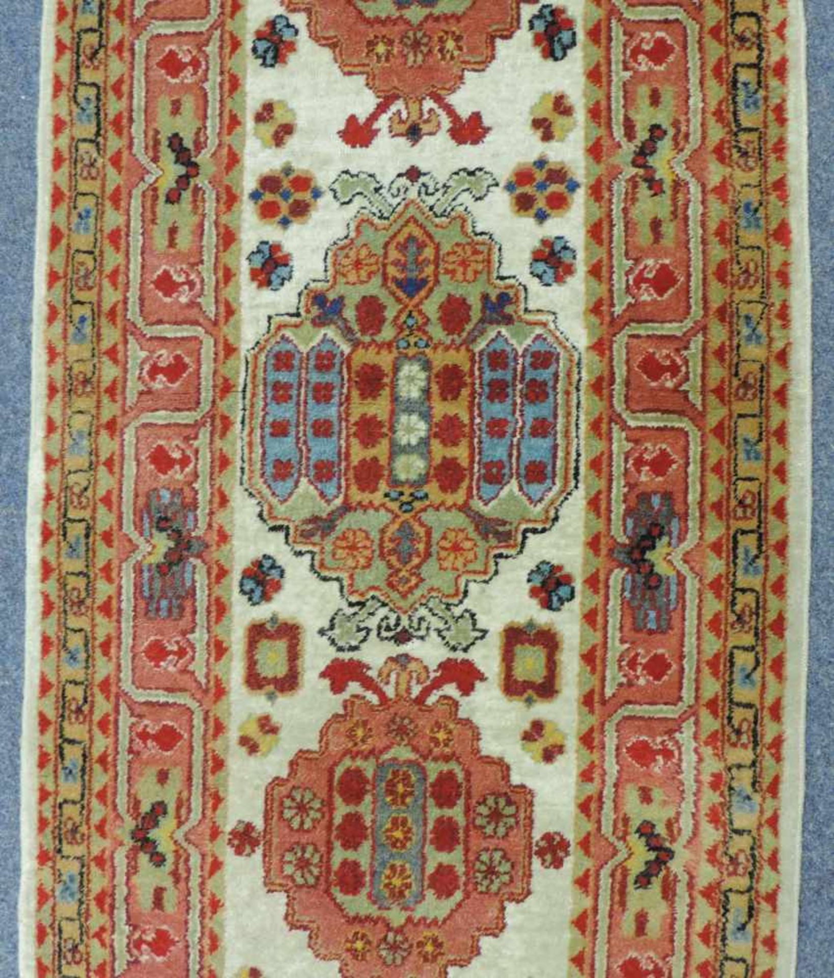 Xinjiang Galerie. Zentralasien / China. Alt, 1. Hälfte 20. Jahrhundert.380 cm x 74 cm. Handgeknüpft. - Bild 4 aus 7