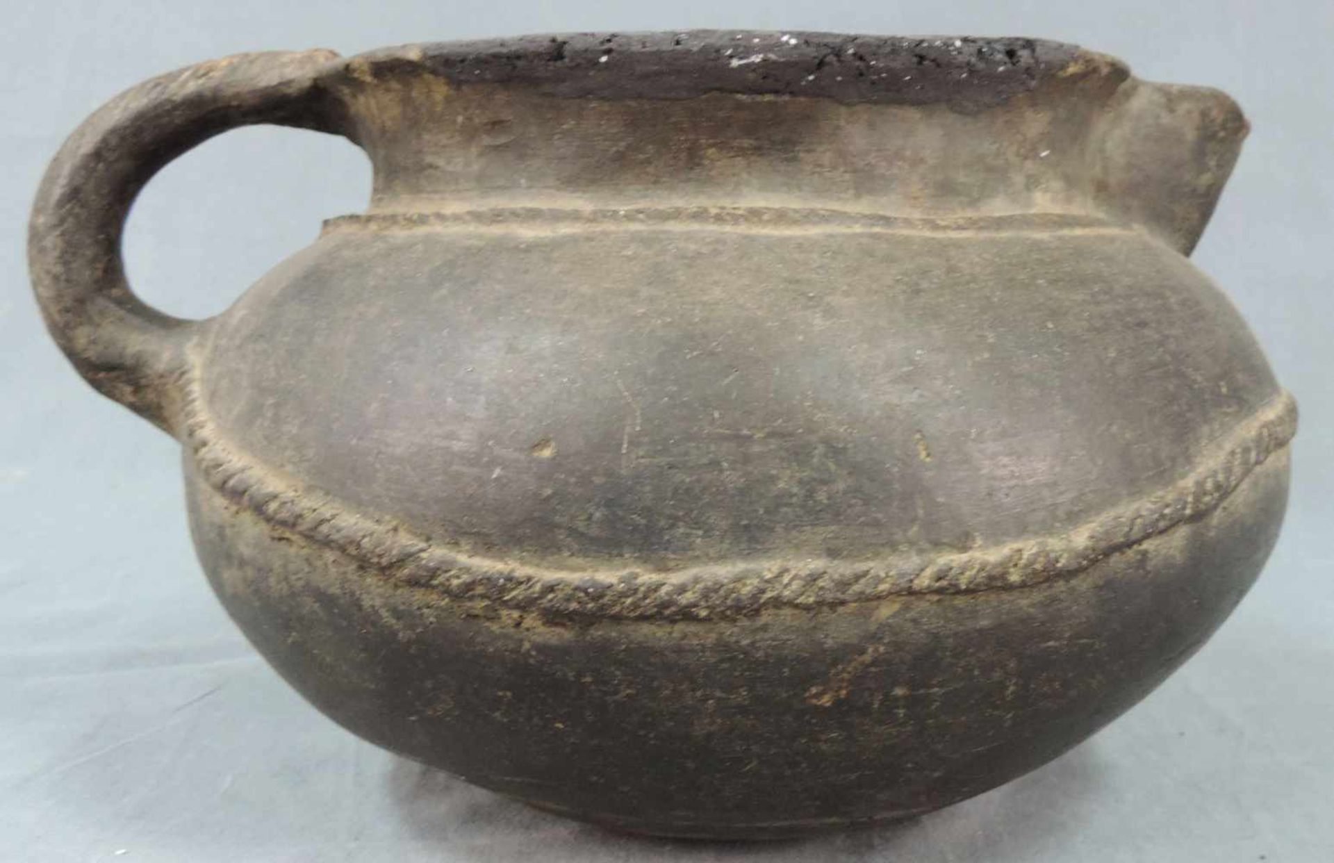 Kanne. Steingut. Mit kaschiertem Ausguss. Wohl Zentralasien, antik.bis 30 cm.Jug. Stoneware. With - Bild 3 aus 7