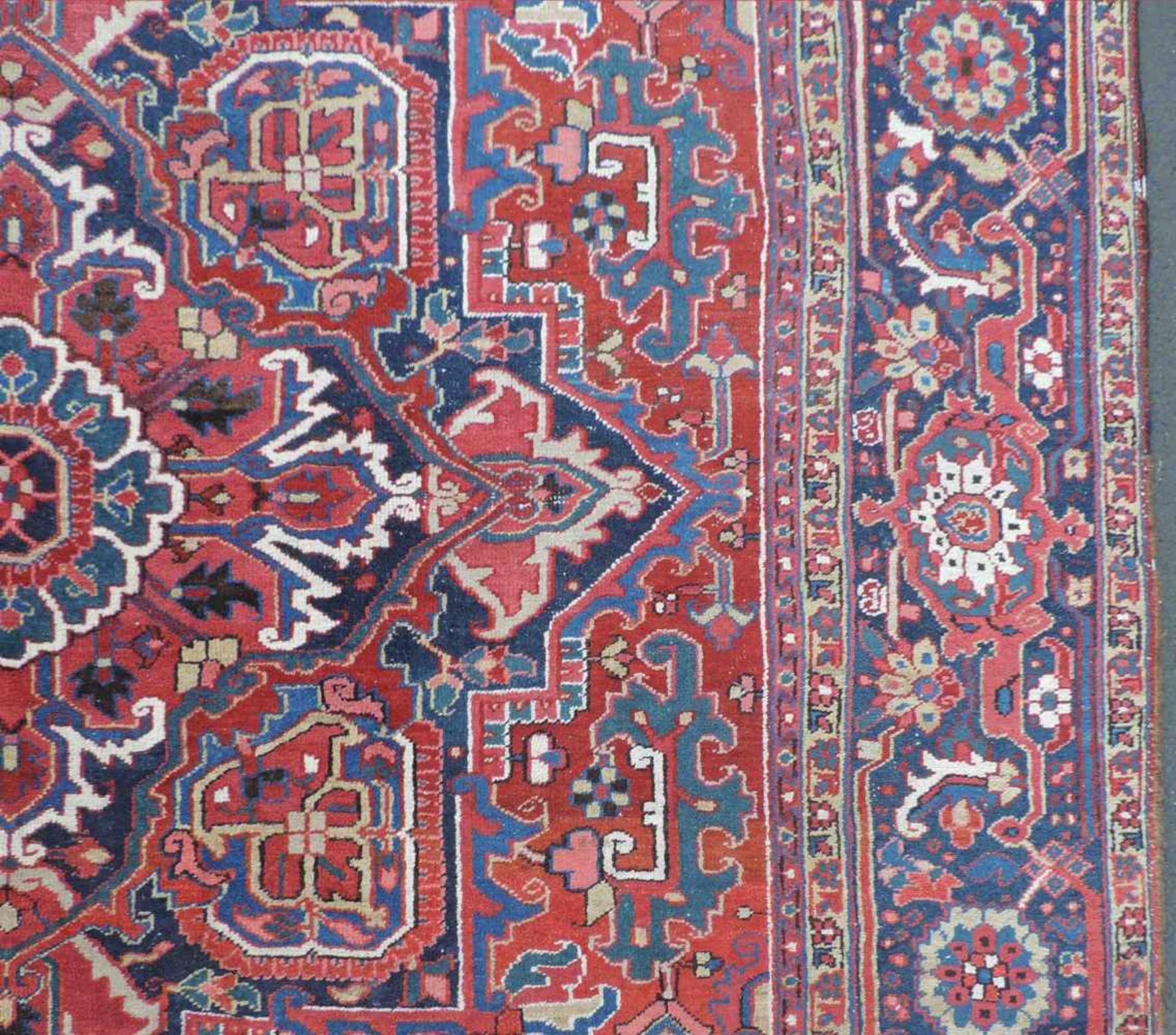 Heris Perserteppich. Iran. Alt, 1. Hälfte 20. Jahrhundert.391 cm x 286 cm. Handgeknüpft. Wolle auf - Image 5 of 9