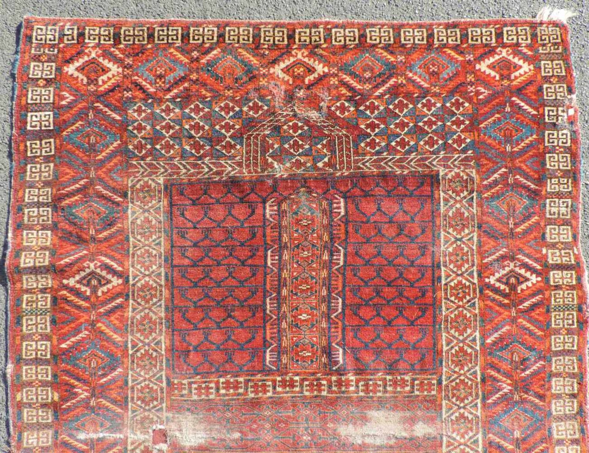Tekke Ensi Stammesteppich. Turkmenistan. Antik, Mitte 19. Jahrhundert.167 cm x 118 cm. Handgeknüpft. - Bild 3 aus 6