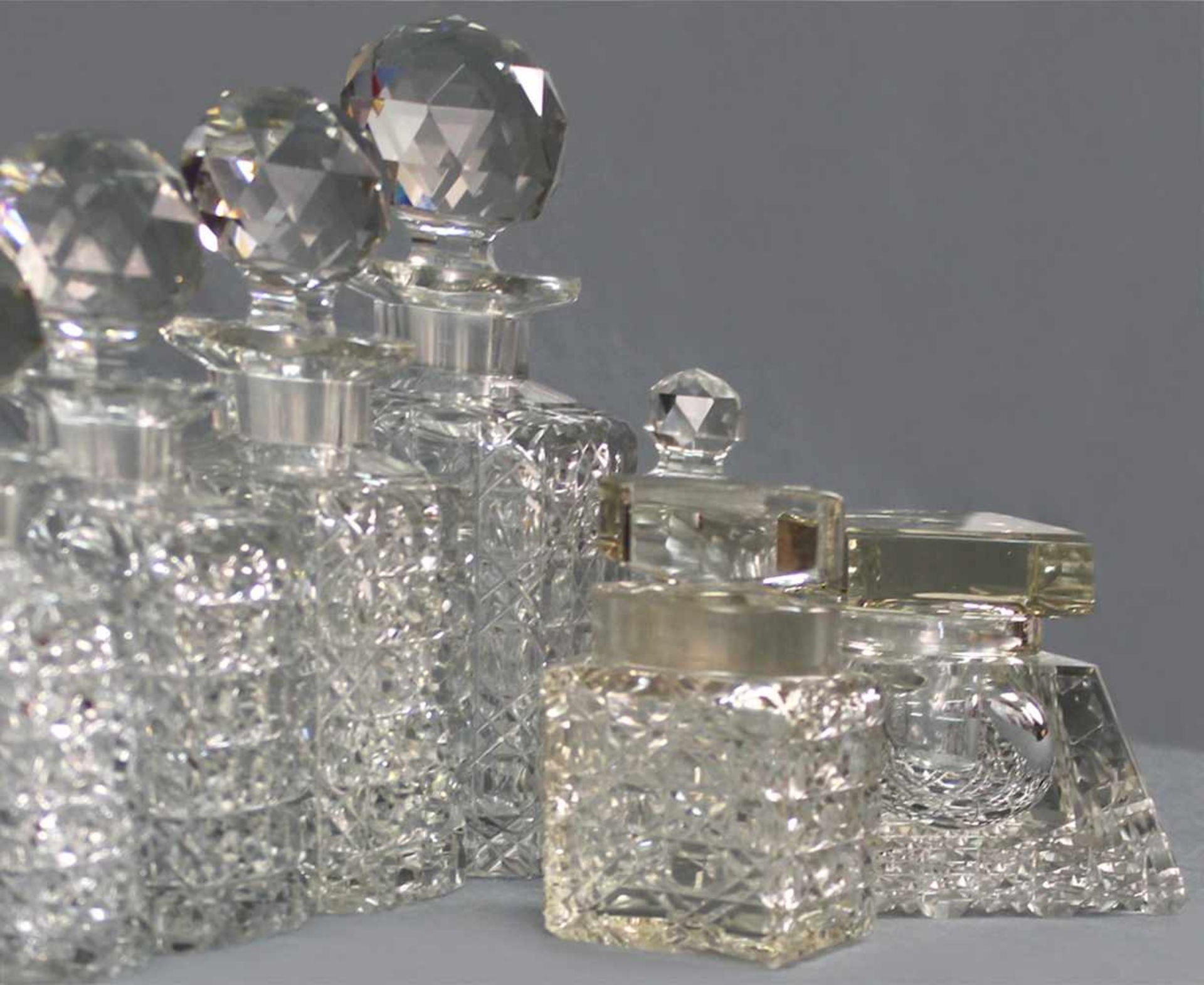 Zehn Parfüm Flakons. Kristall, geschliffen.Bis 20 cm hoch. Teils beschädigt und restauriert.Ten - Image 5 of 11