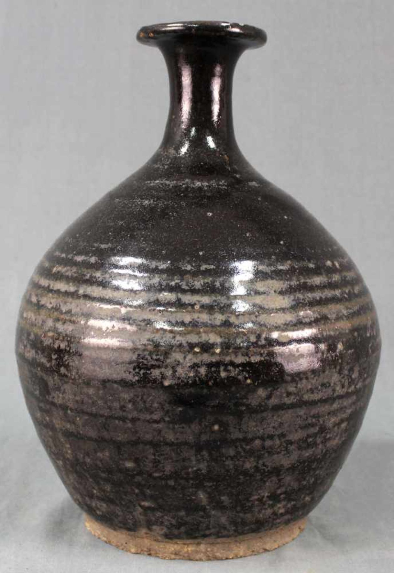 Bauchige Vase. Vorratsgefäß. Steingut. Schwarze Glasur. Wohl Zentralasien, antik.34 cm hoch.Vase. - Image 2 of 7