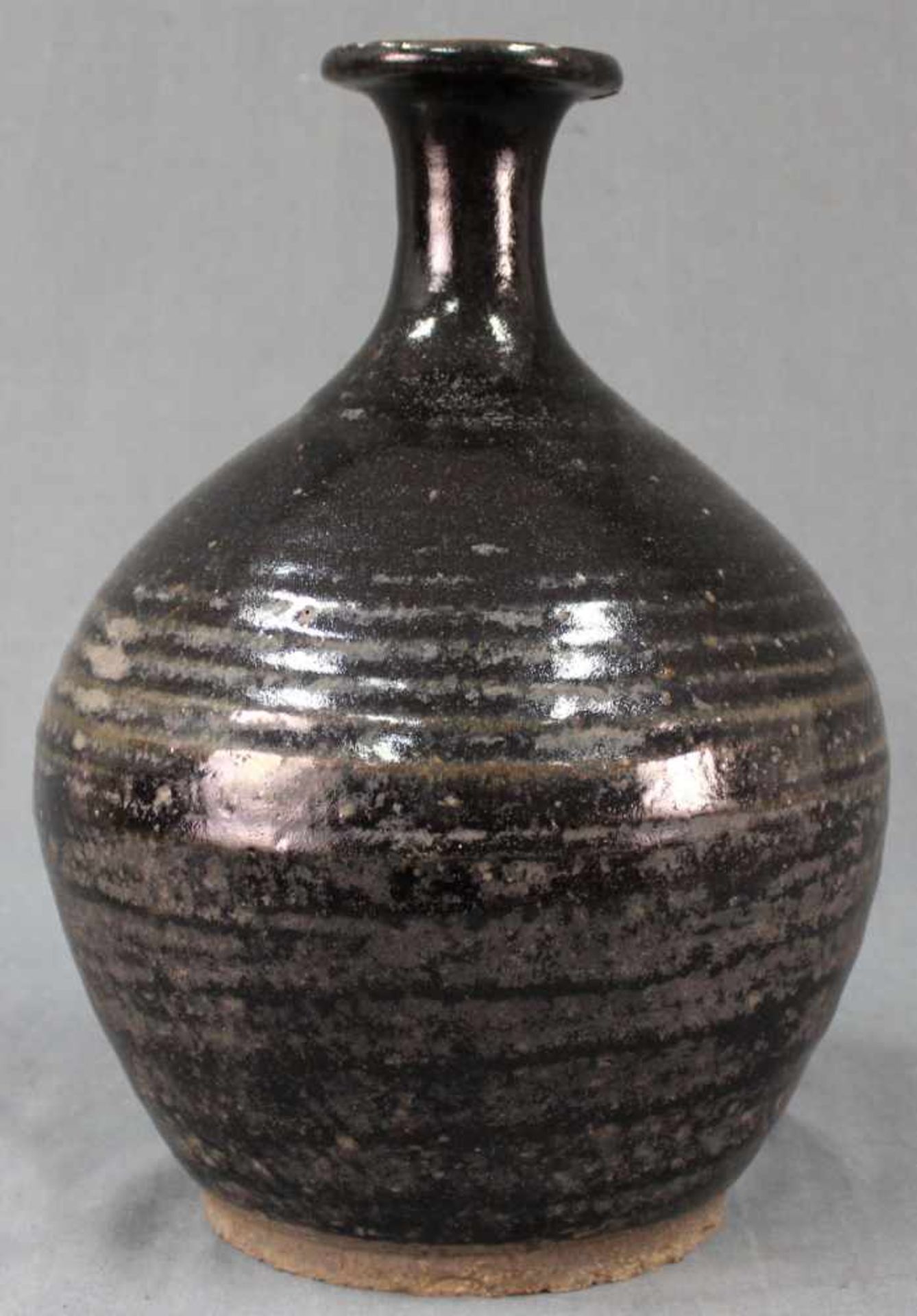 Bauchige Vase. Vorratsgefäß. Steingut. Schwarze Glasur. Wohl Zentralasien, antik.34 cm hoch.Vase. - Image 3 of 7