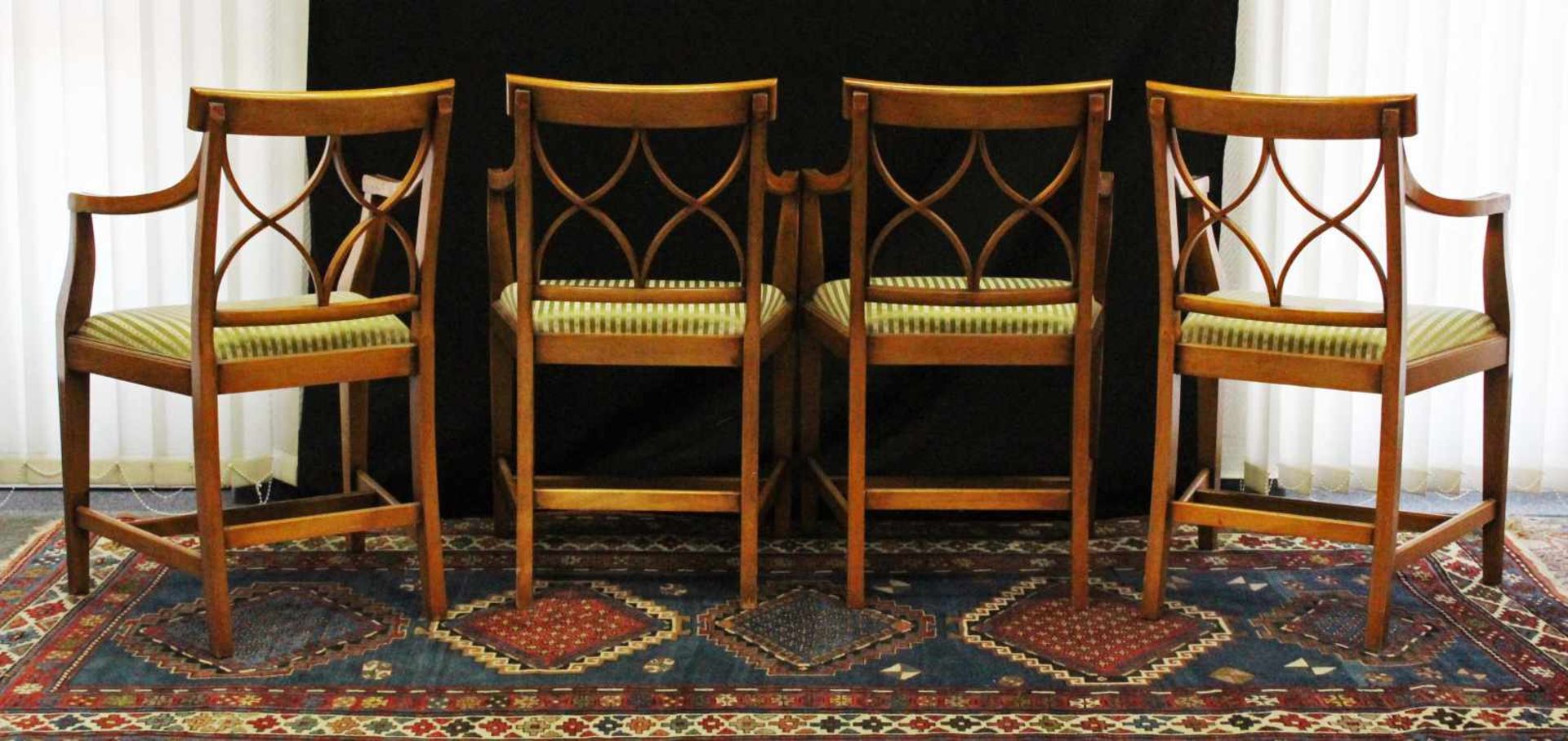 4 Stühle, gestempelt. "Reprodux. Made in England".88 cm x 56 cm x 46 cm. Sitzhöhe 50 cm.4 chairs, - Bild 5 aus 9