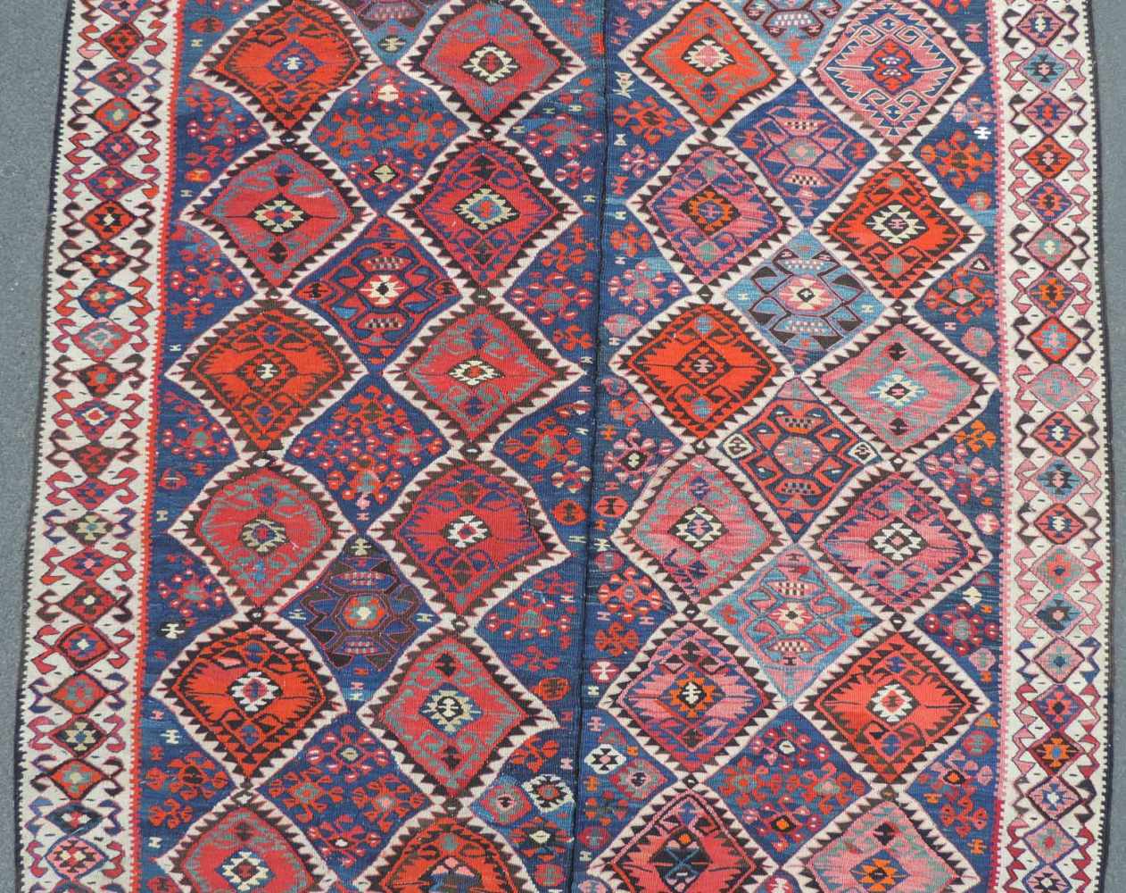 Sivas Kelim Stammesteppich. Zentral Anatolien. Türkei. Alt, um 1920.210 cm x 162 cm. Handgewebt. - Image 3 of 9