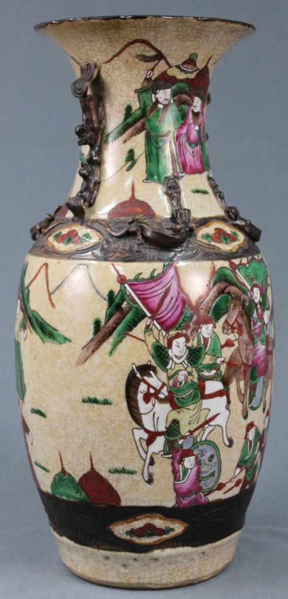 Vase / Vorratsgefäß. China alt.44 cm hoch. Der gehöhte Friesdekor wohl als Aufnahme für Seile zum - Bild 4 aus 8