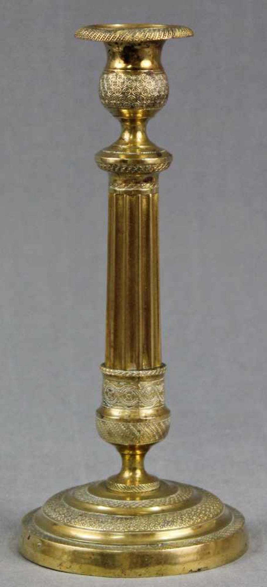 Empire Leuchter "Bronze doré" aus der Zeit. 1. Hälfte 19. Jahrhundert.25,5 cm hoch. Undeutliche - Image 2 of 7