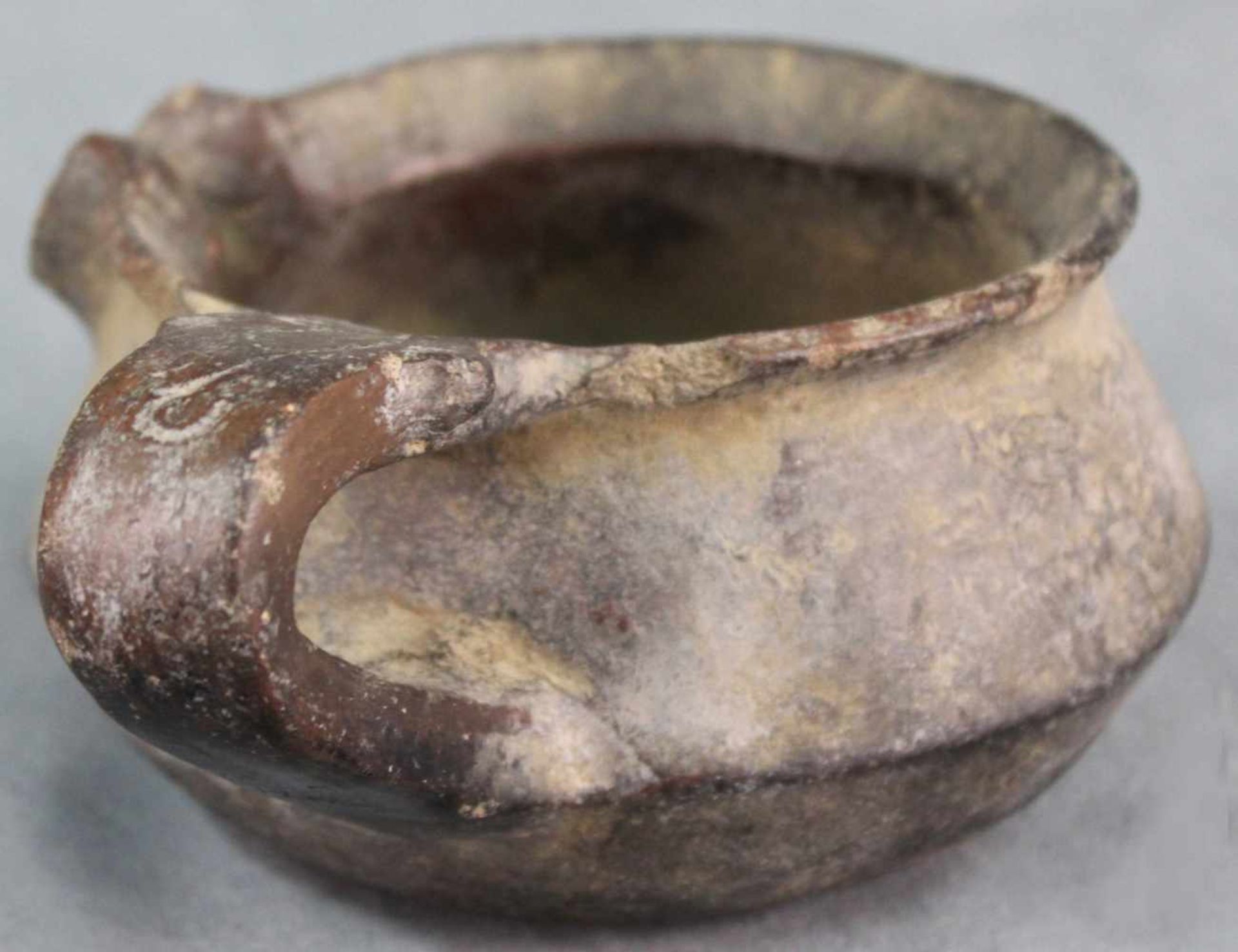 Kännchen. Steingut. Wohl Zentralasien, antik.Bis 18 cm.Jug. Stoneware. Probably Central Asia, - Image 2 of 6