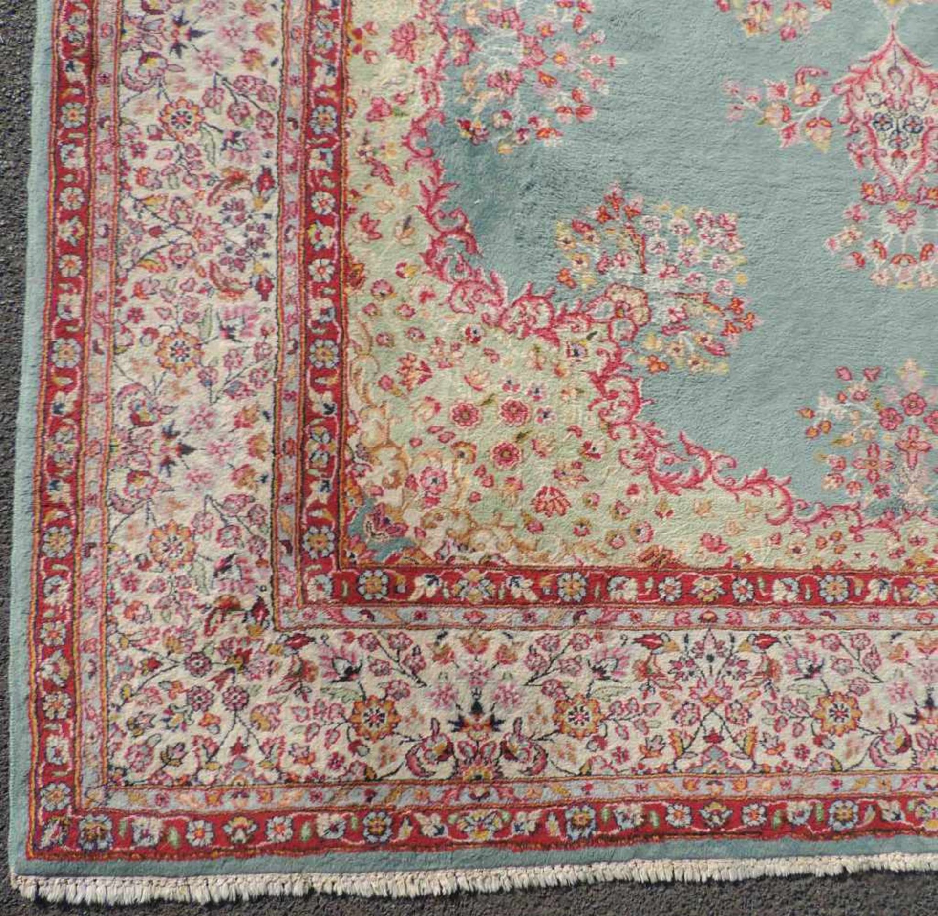 Kirman Perserteppich. Iran. Alt, Mitte 20. Jahrhundert.307 cm x 209 cm. Handgeknüpft. Wolle auf - Image 2 of 9