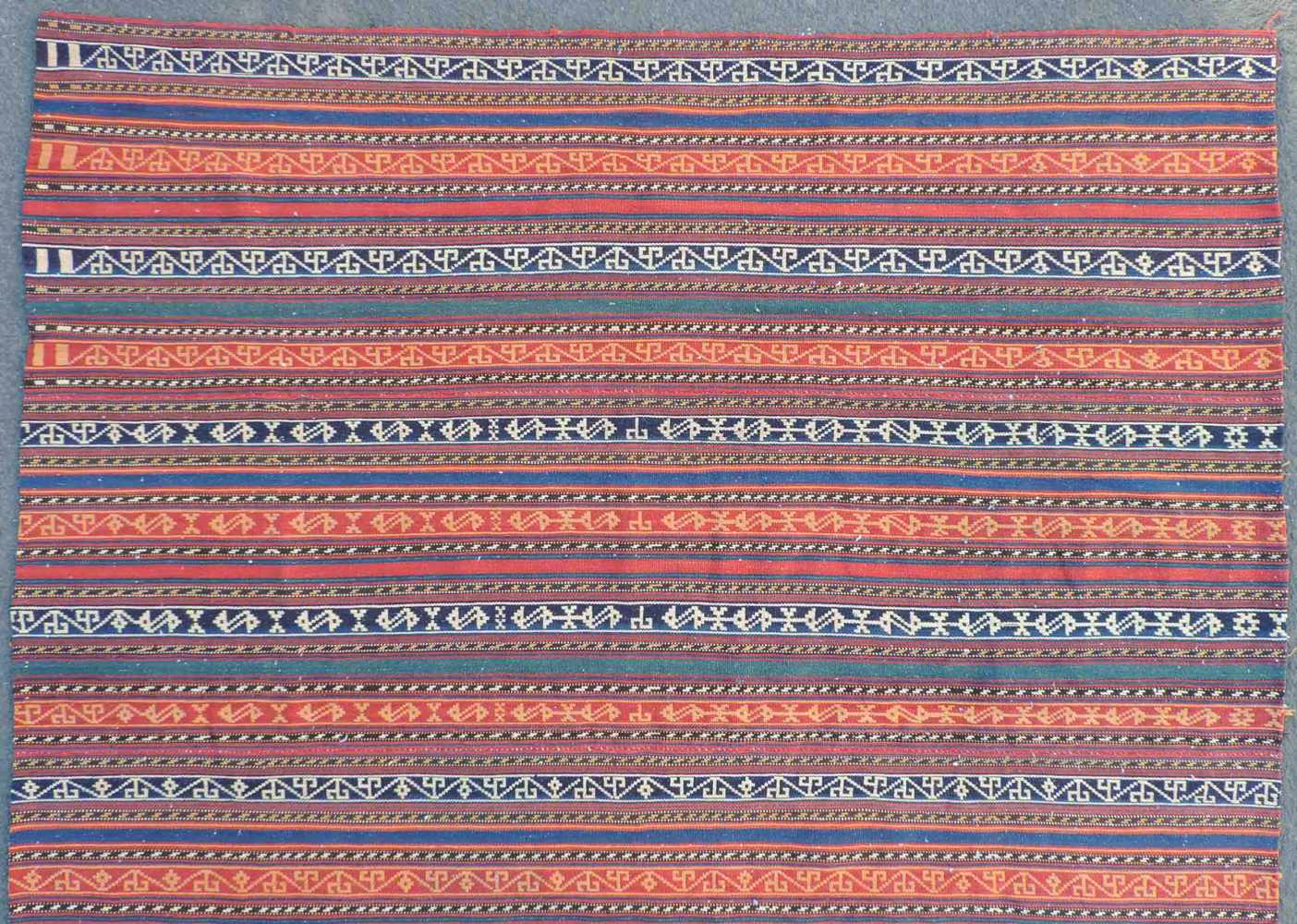 Dschadschim / Djadjim. Perserteppich. Iran, alt um 1910. Naturfarben.214 cm x 178 cm. Handgewebt. - Image 3 of 5