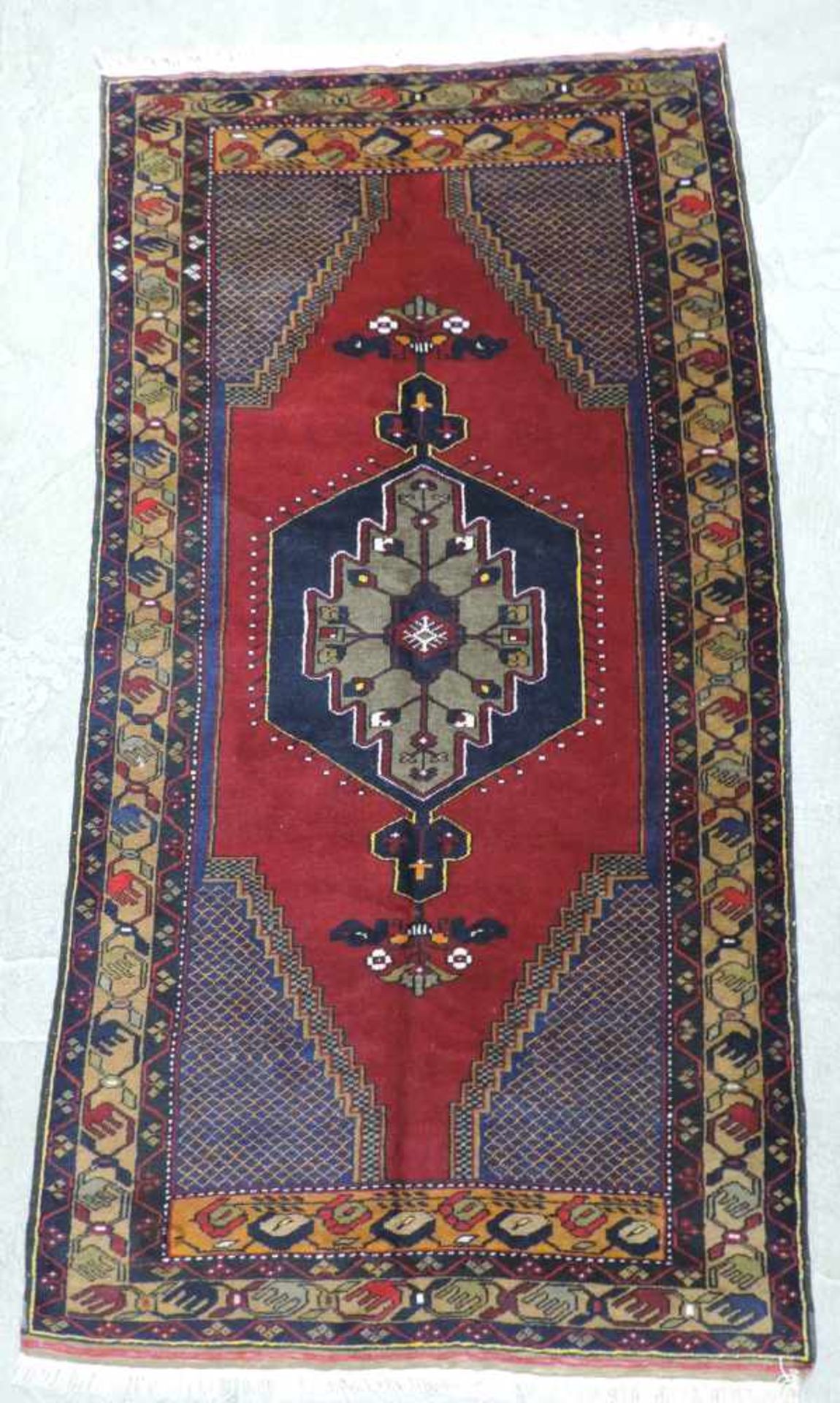 Taspinar Dorfteppich. Türkei, Anatolien. Alt, Mitte 20. Jahrhundert.206 cm x 110 cm. Handgeknüpft.
