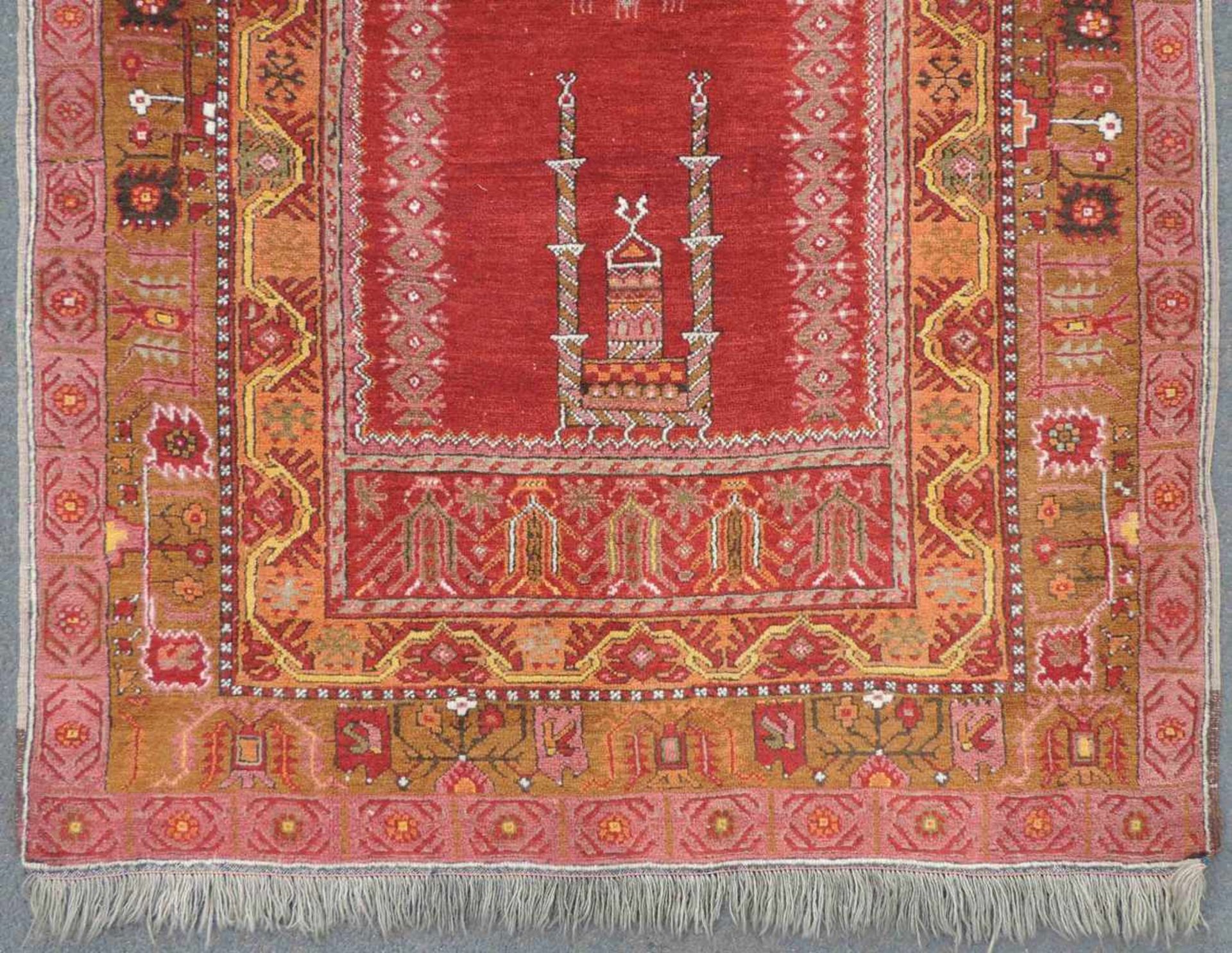 Milas Gebetsteppich. West - Anatolien. Türkei. Antik, um 1890.198 cm x 123 cm. Handgeknüpft. Wolle - Image 2 of 5