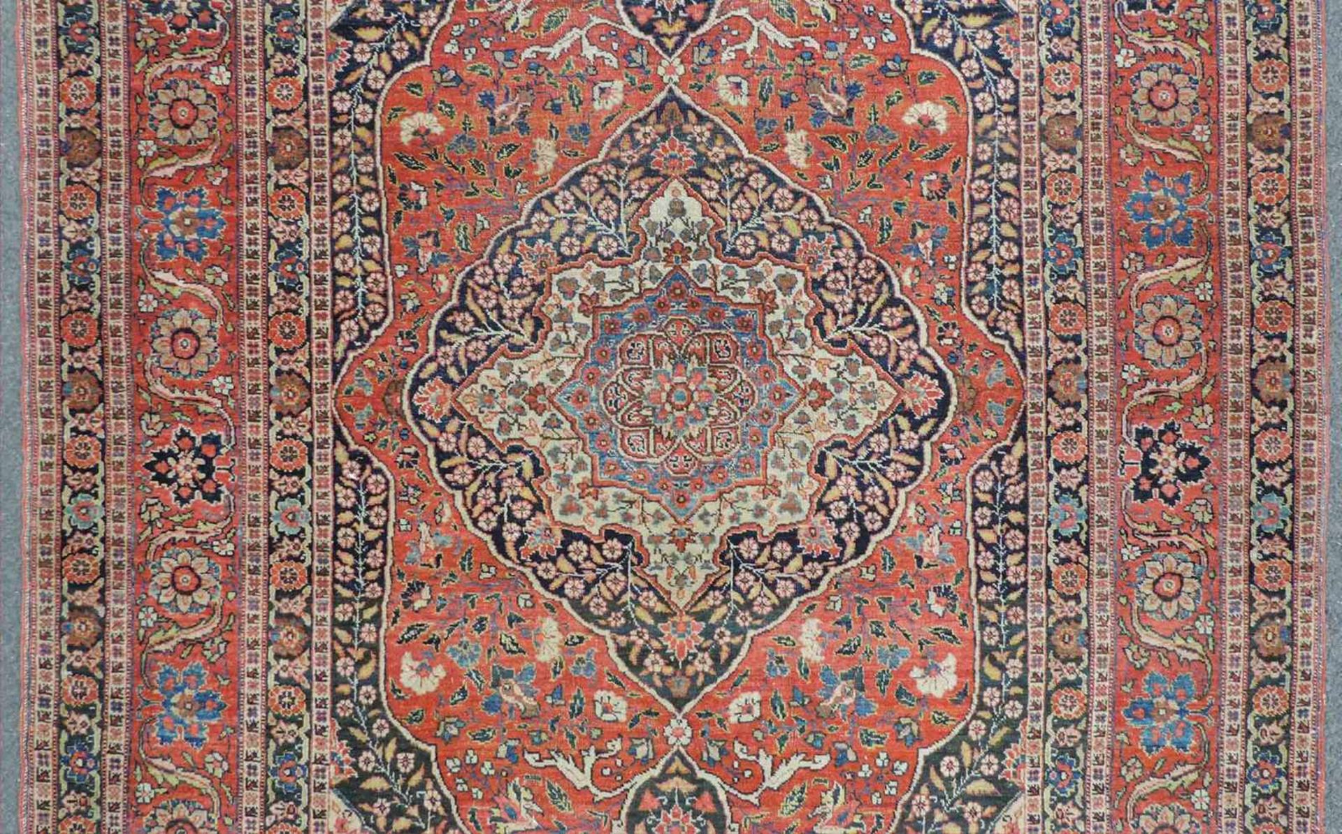 Täbris signiert. "Hadji Jalili" Perserteppich. Iran. Alt, um 1920. Feine Knüpfung.200 cm x 141 cm. - Image 3 of 8