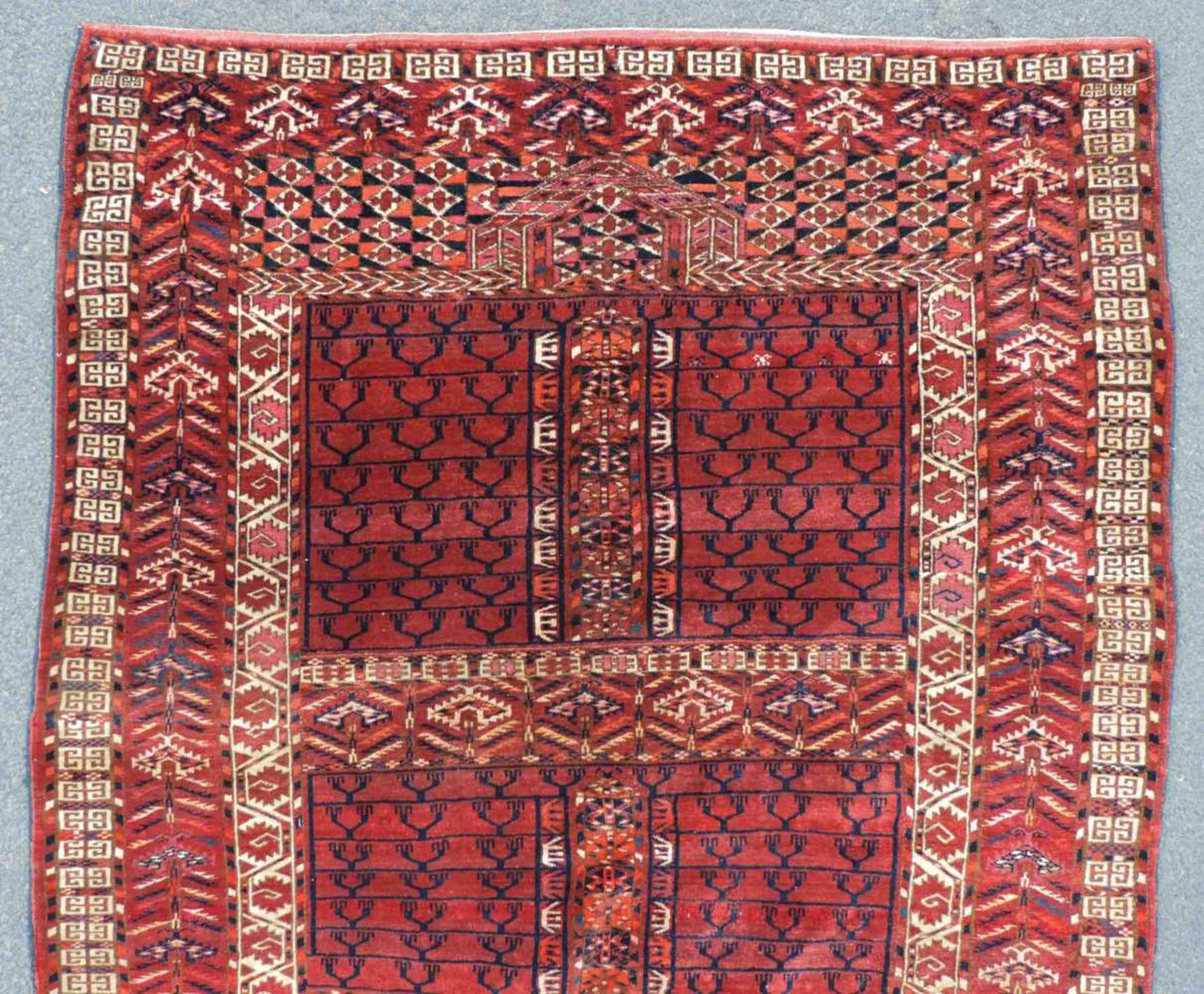 Tekke Ensi Stammesteppich. Turkmenistan. Antik, um 1900.148 cm x 125 cm. Handgeknüpft. Wolle auf - Bild 3 aus 7