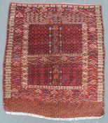 Tekke Ensi Stammesteppich. Turkmenistan. Antik, um 1900.148 cm x 125 cm. Handgeknüpft. Wolle auf