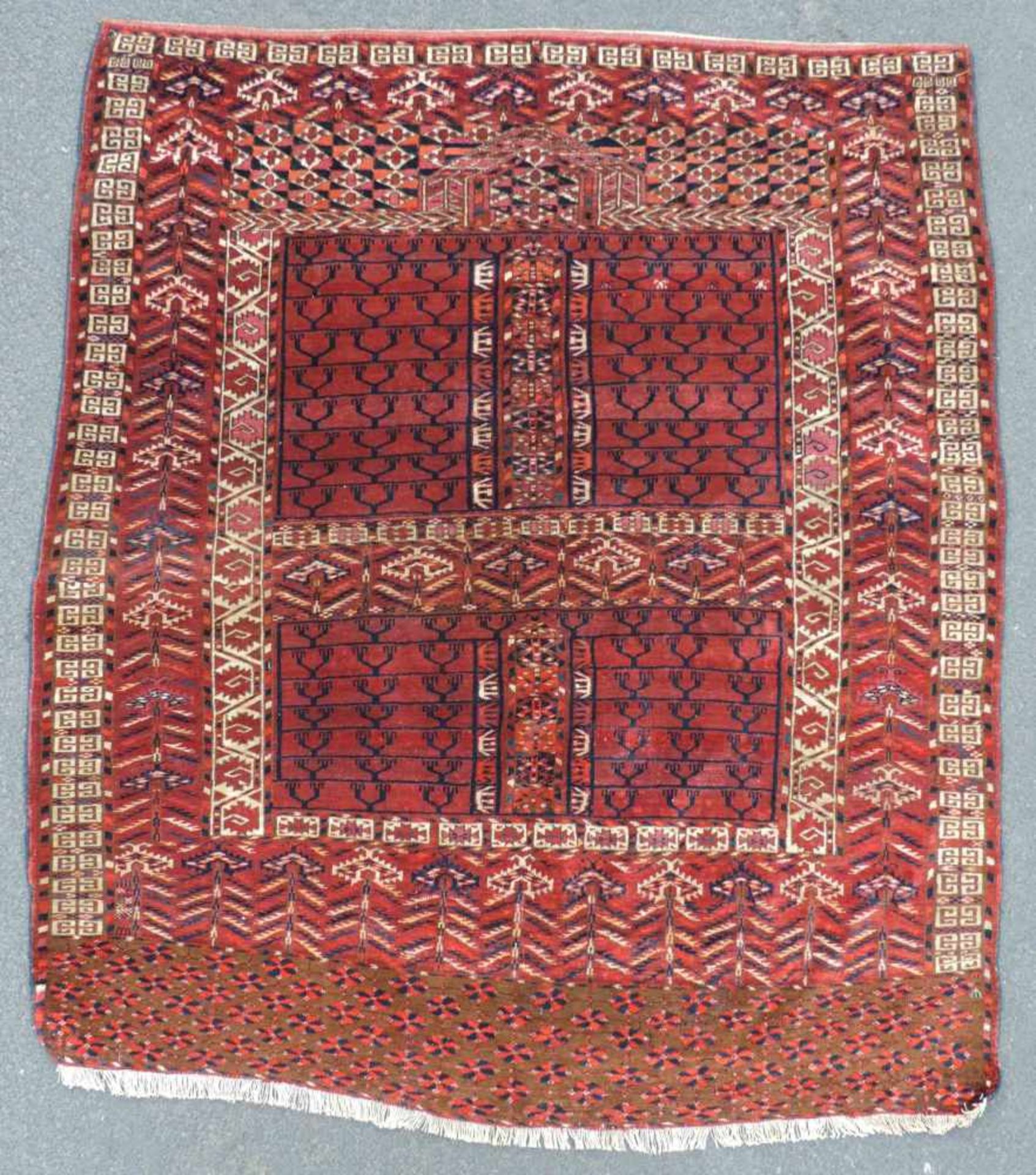 Tekke Ensi Stammesteppich. Turkmenistan. Antik, um 1900.148 cm x 125 cm. Handgeknüpft. Wolle auf