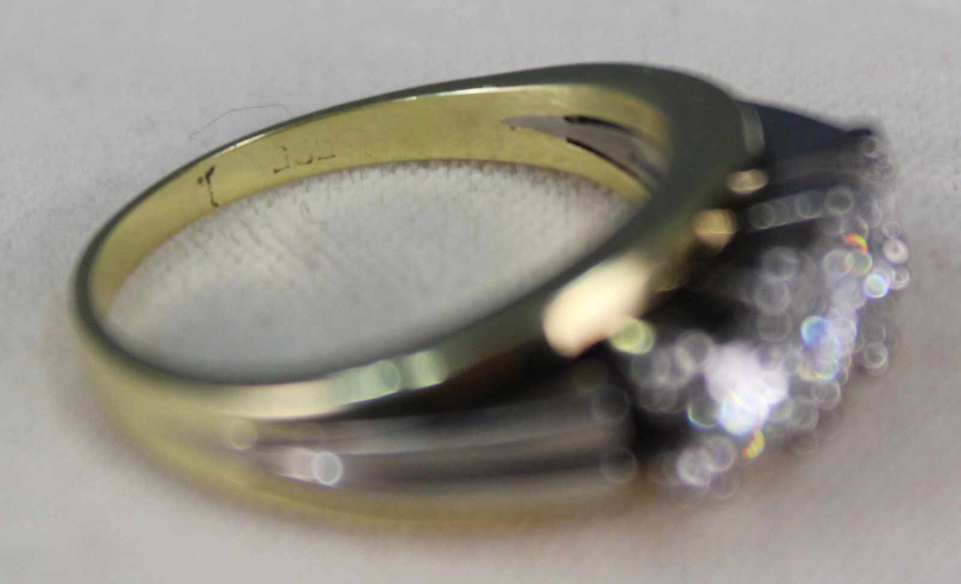 Gold Ring mit 3 Brillanten und 8 Diamanten. WG 585 und GG 585.Der Hauptstein circa 0,3 Karat, die - Image 4 of 7