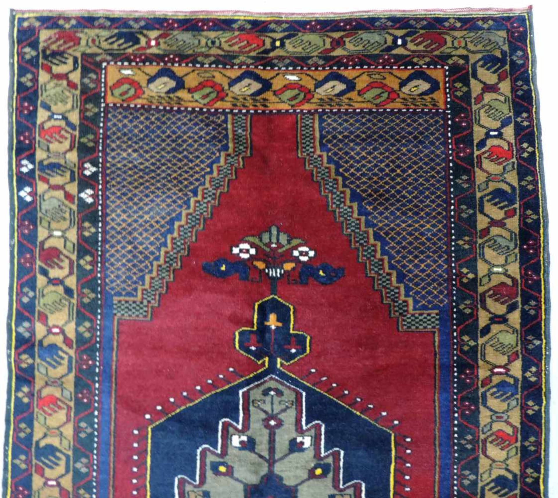 Taspinar Dorfteppich. Türkei, Anatolien. Alt, Mitte 20. Jahrhundert.206 cm x 110 cm. Handgeknüpft. - Image 3 of 6