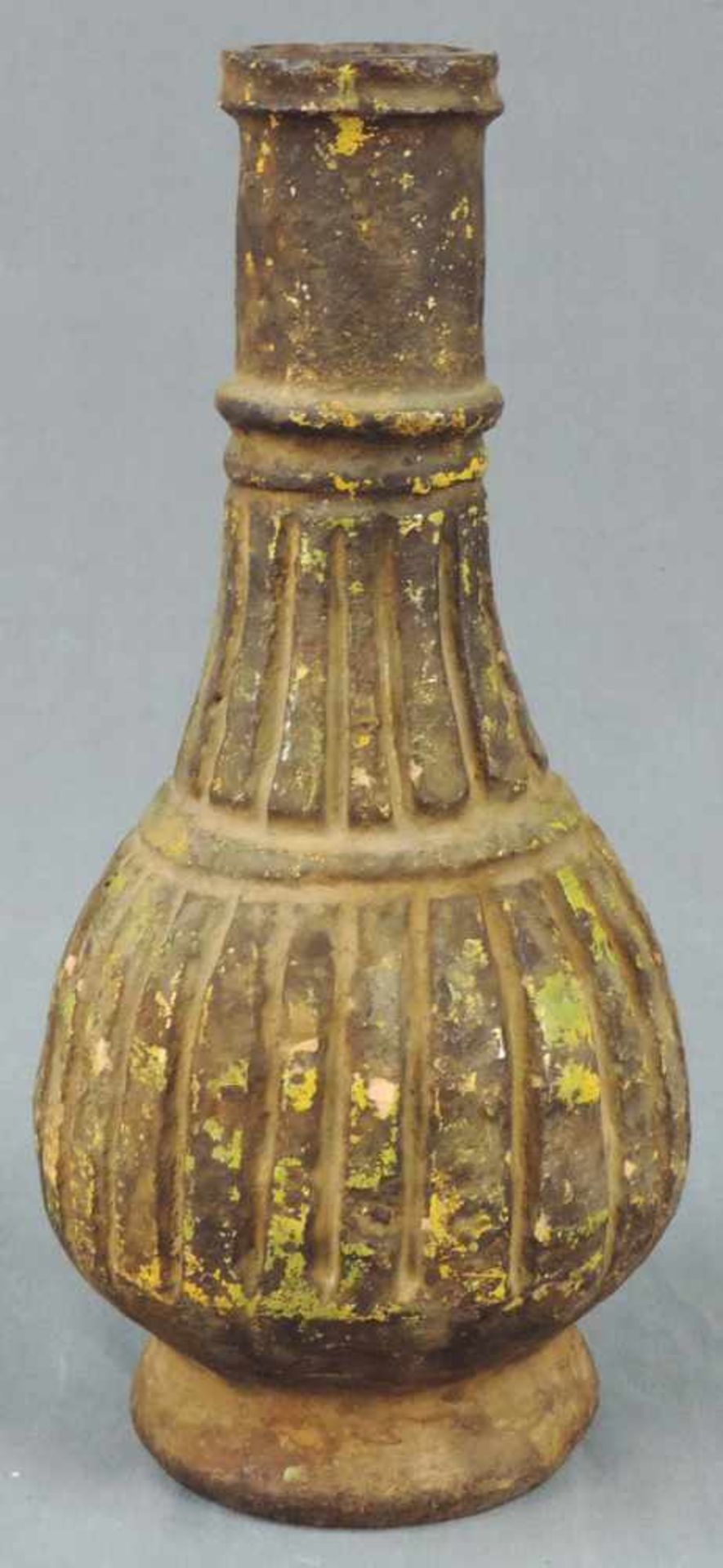 Vase mit Rillendekor. Steingut. Wohl Zentralasien, antik.32 cm hoch.Vase with groove decor. - Image 2 of 6
