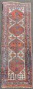 Azerbaijan Galerie. Perserteppich. Alt, um 1920.300 cm x 90 cm. Handgeknüpft. Wolle auf Wolle. Teils