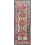 Azerbaijan Galerie. Perserteppich. Alt, um 1920.300 cm x 90 cm. Handgeknüpft. Wolle auf Wolle. Teils
