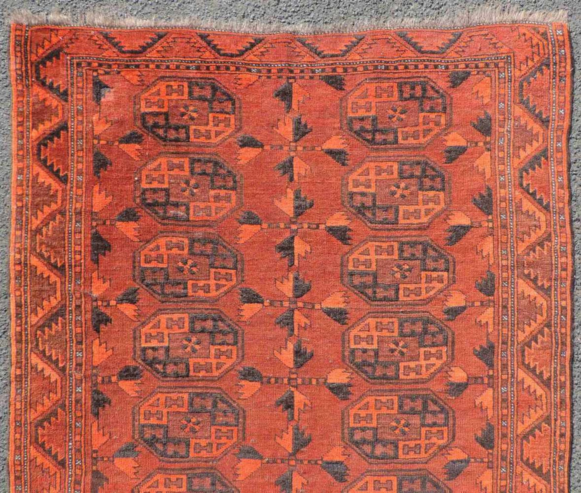 Ersari Stammesteppich. Turkmenistan. Antik, um 1900.182 cm x 98 cm. Handgeknüpft. Wolle auf Wolle. - Bild 3 aus 7
