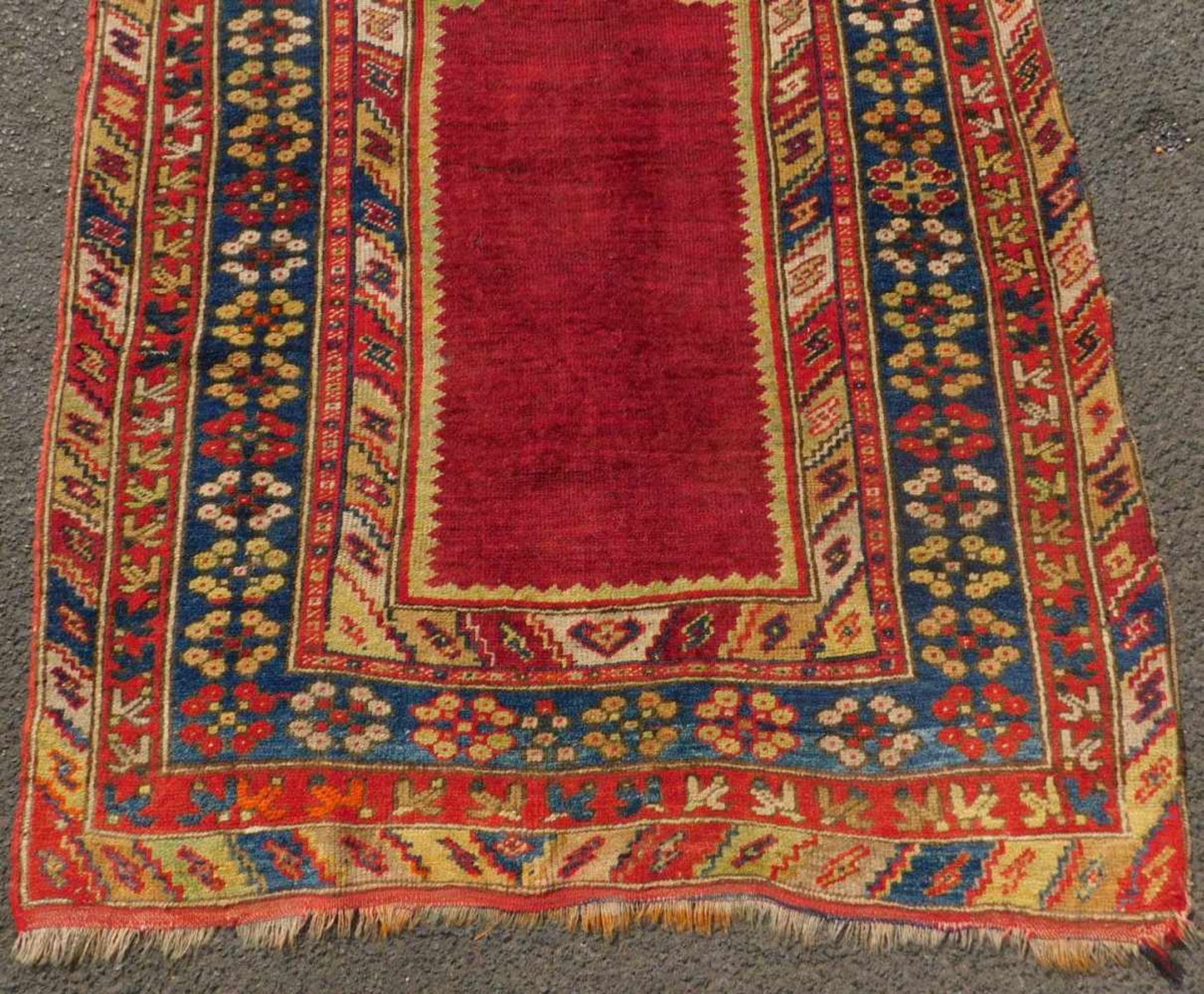 Taspinar Gebetsteppich. Zentral Anatolien. Türkei. Antik, um 1900.171 cm x 103 cm. Handgeknüpft. - Image 2 of 6