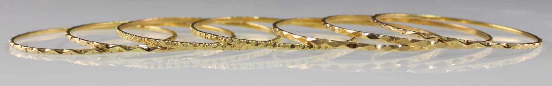 7 Armreife, 14 Karat Gelb Gold. Geprüft.75,9 Gramm.7 Bangles, 14 ct Yellow Gold. Checked.75.9