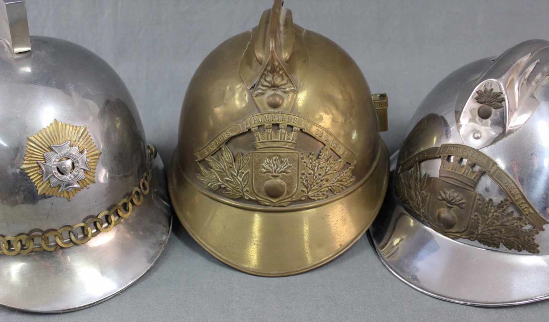 3 Feuerwehrhelme, alt. Auch Frankreich.Bis 30 cm Gesamtlänge.3 Firefighter Helmets, old. Including - Bild 7 aus 11