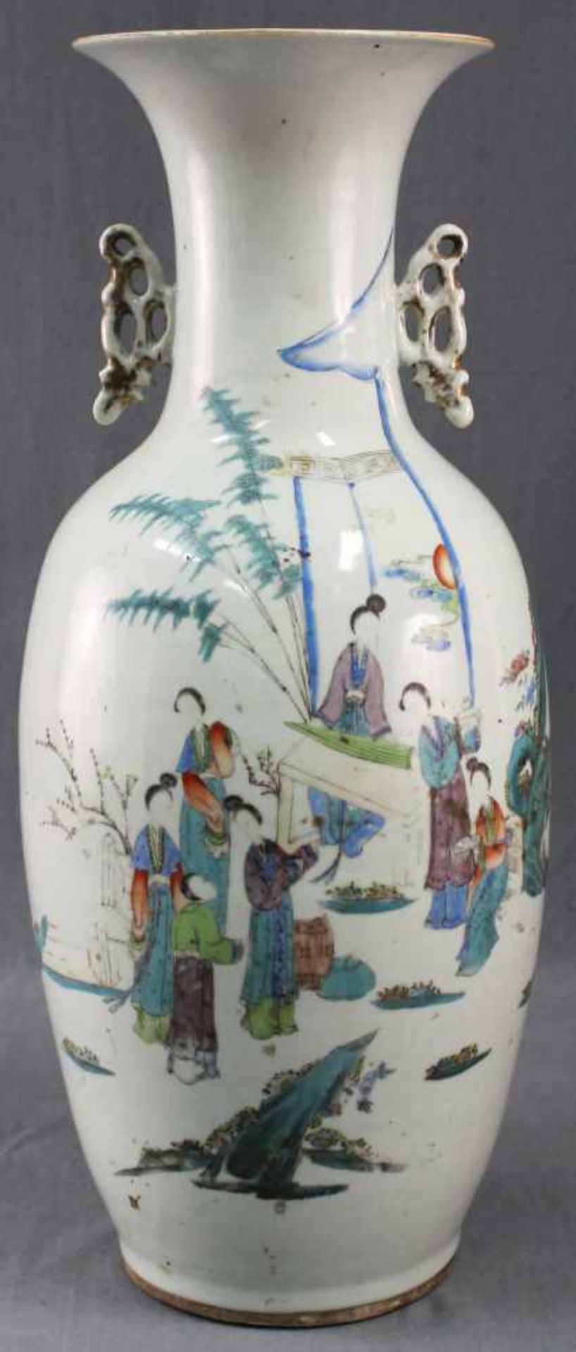 Bodenvase China / Japan. Wohl 19. Jahrhundert. Belebte Marktszene.57 cm hoch. Porzellan.Floor Vase