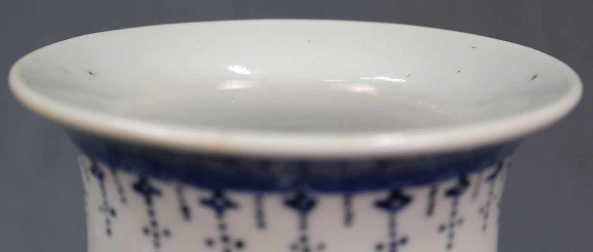 Vase Blau - Weiß Porzellan. China, alt. 4 - Zeichen Marke.21 cm hoch. Unterseitig blaue Marke.Vase - Image 6 of 9