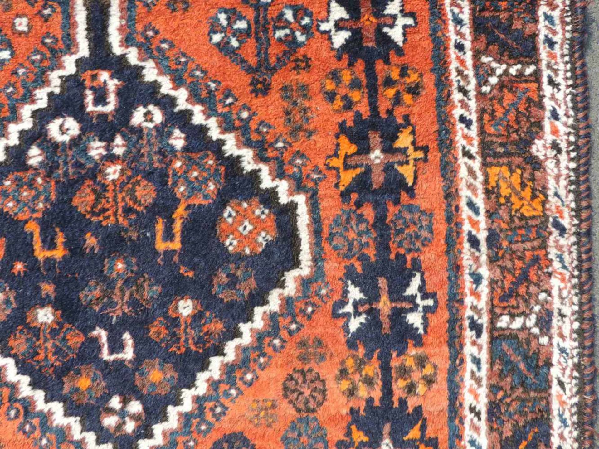 Schiraz Perserteppich. Iran. Alt, Mitte 20. Jahrhundert.160 cm x 117 cm. Handgeknüpft. Wolle auf - Image 7 of 11