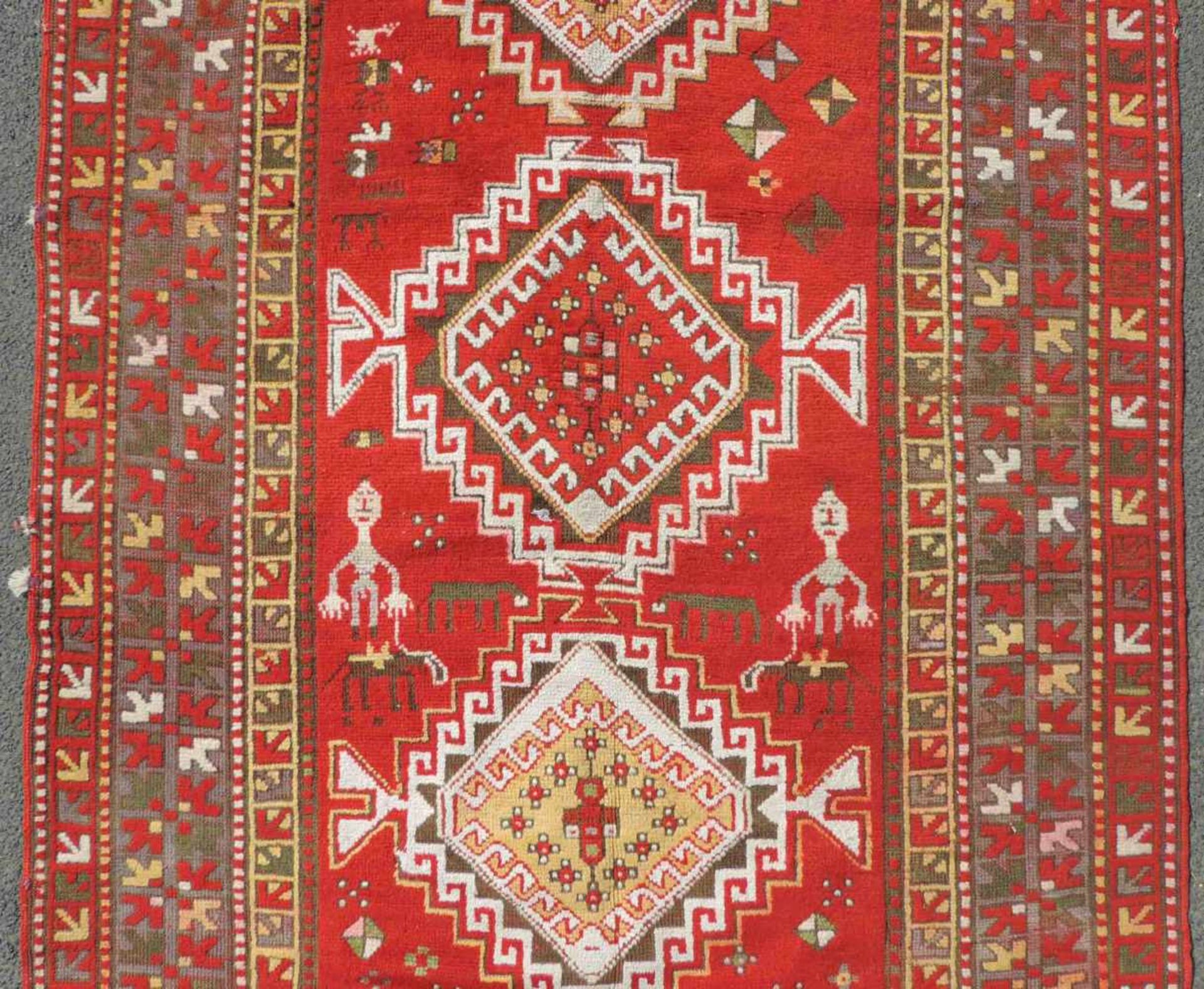 Kasak Dorfteppich. Kaukasus. Alt, um 1920.342 cm x 147 cm. Handgeknüpft. Wolle auf Wolle. - Image 3 of 9