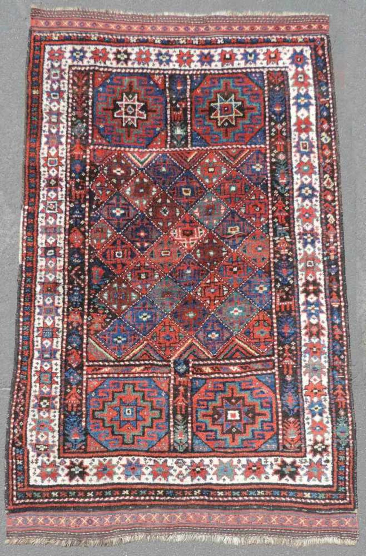 "Jaff" Kurdischer Perserteppich. Iran. Antik, um 1900.232 (210) cm x 139 cm. Handgeknüpft. Wolle auf