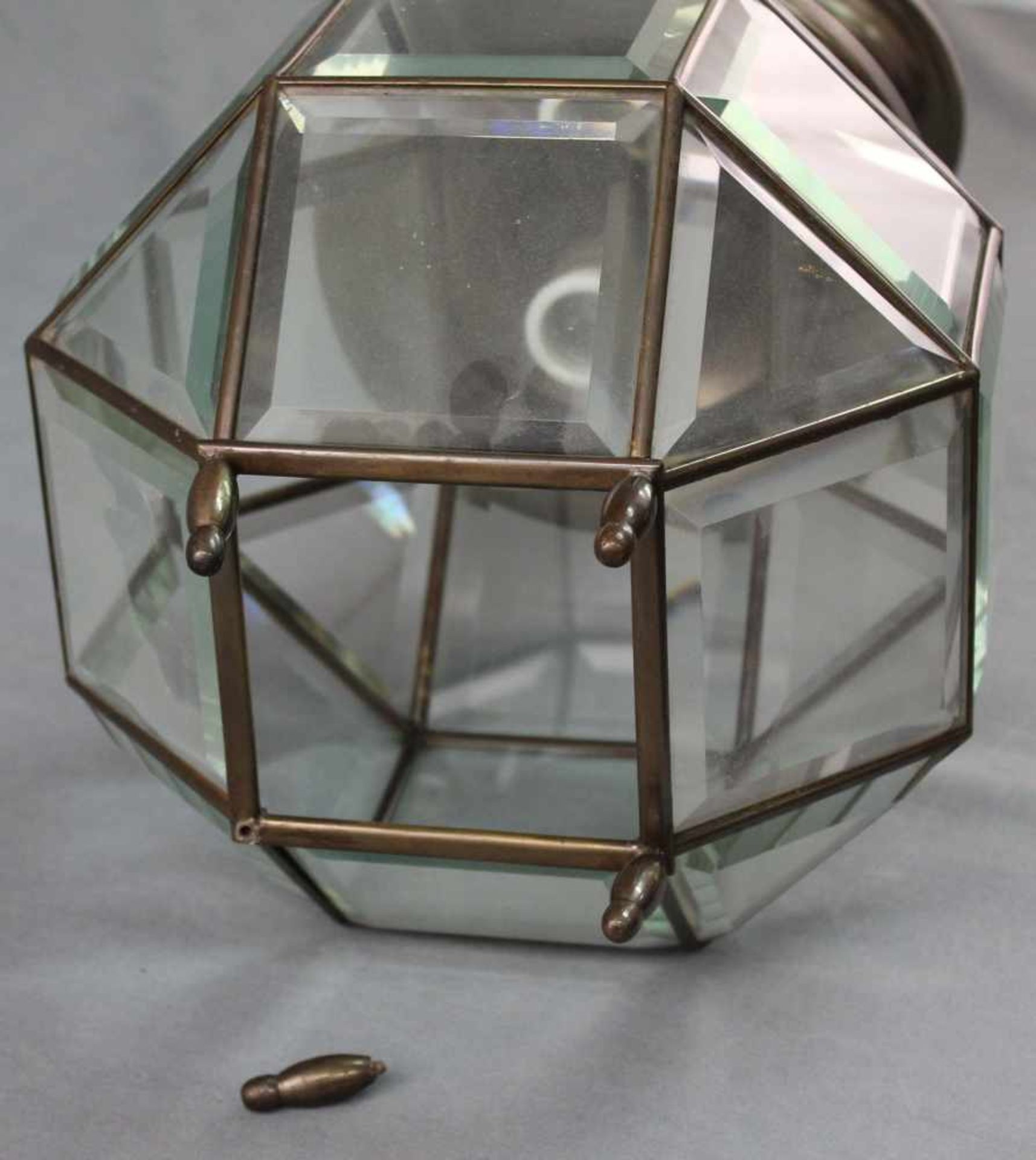 Würfel - Deckenlampe mit facettiertem Glas, wohl Jugendstil, elektrifiziert.26 cm x 26 cm der - Image 10 of 10